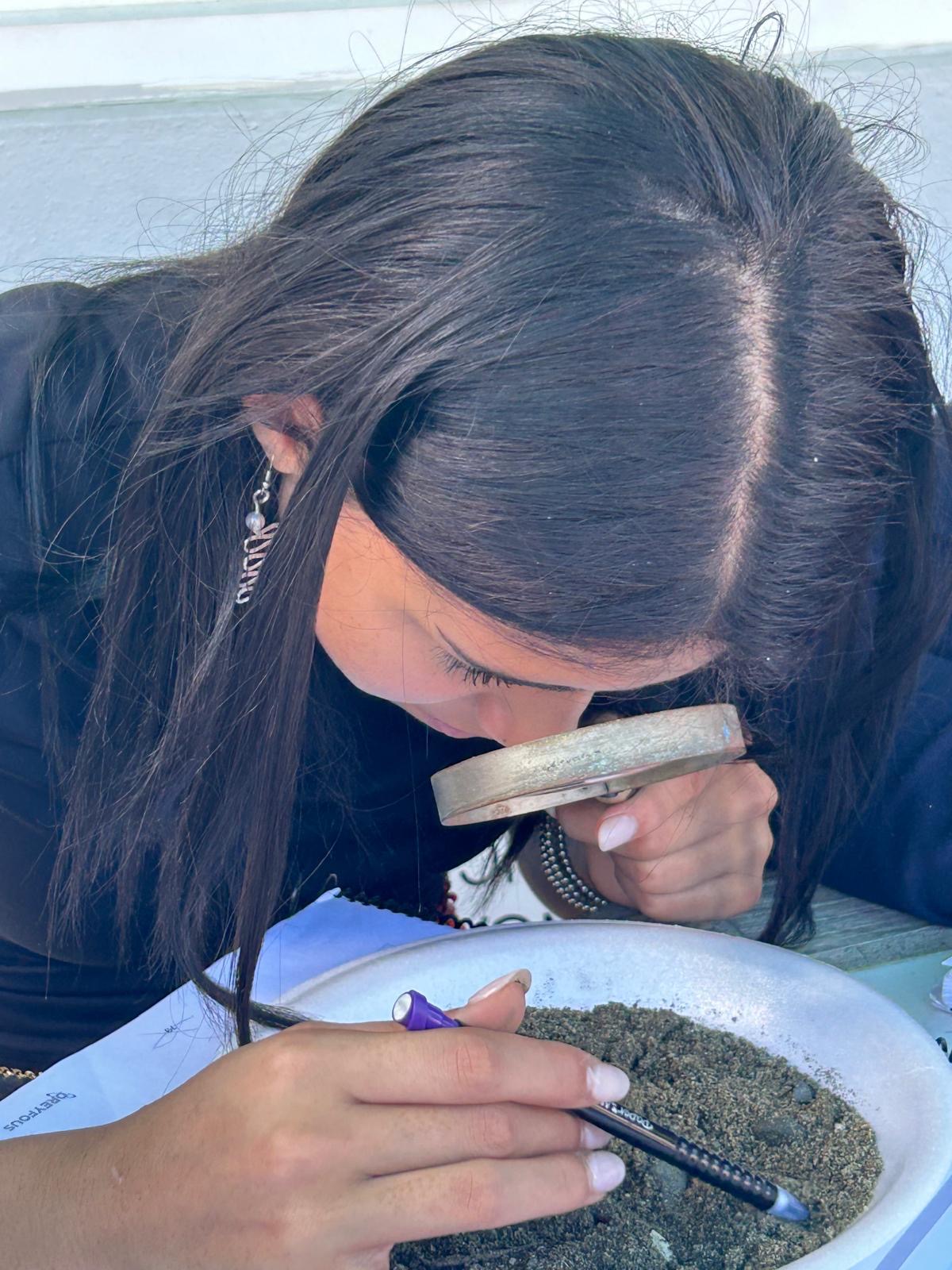 Educadora acompañando a estudiante durante la lección