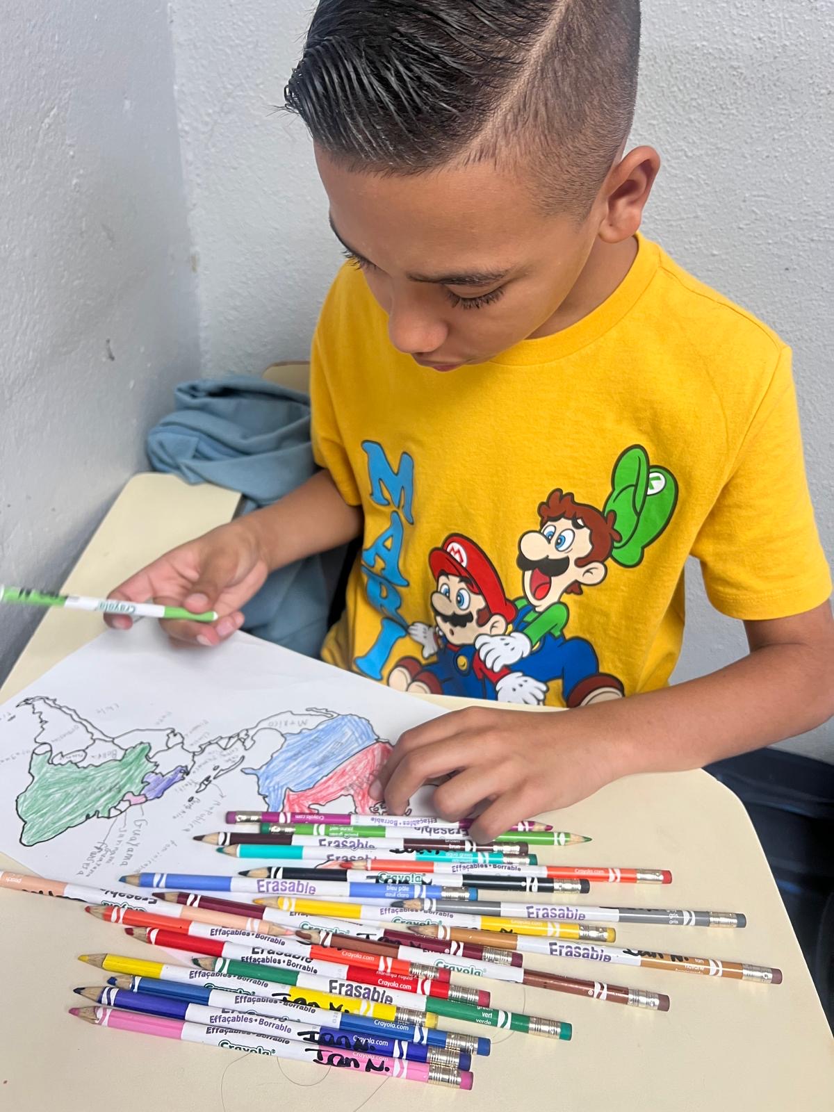 Estudiantes colaborando en sesión grupal