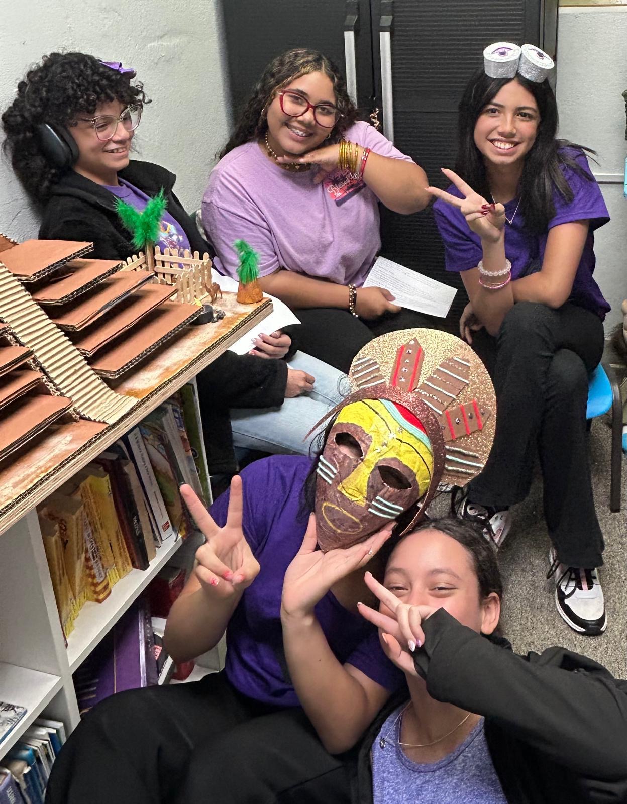 Estudiantes utilizando tecnología educativa moderna