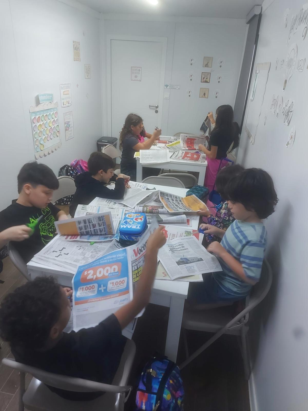 Estudiantes participando en actividad de aprendizaje práctico