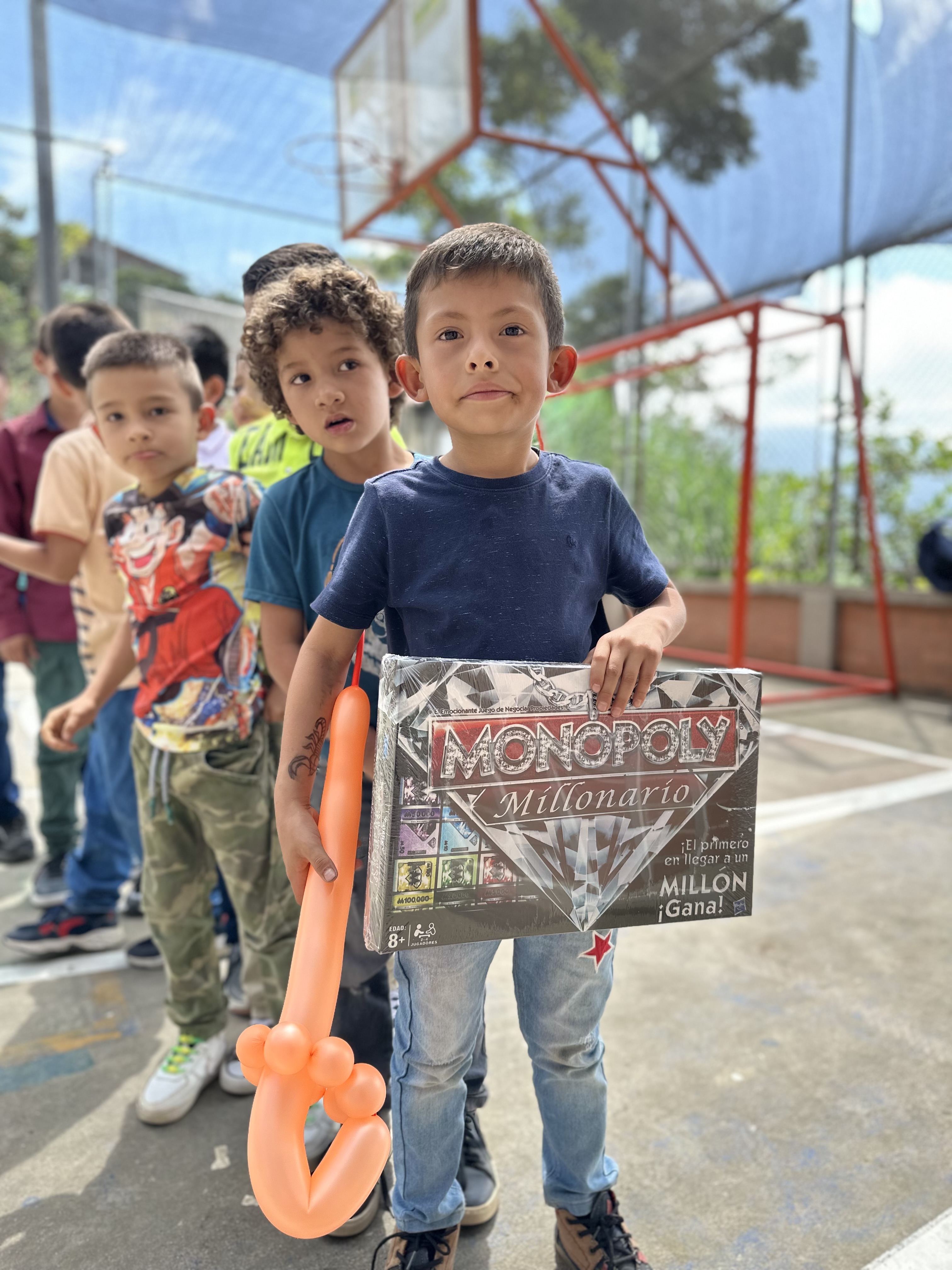 Niño con regalo