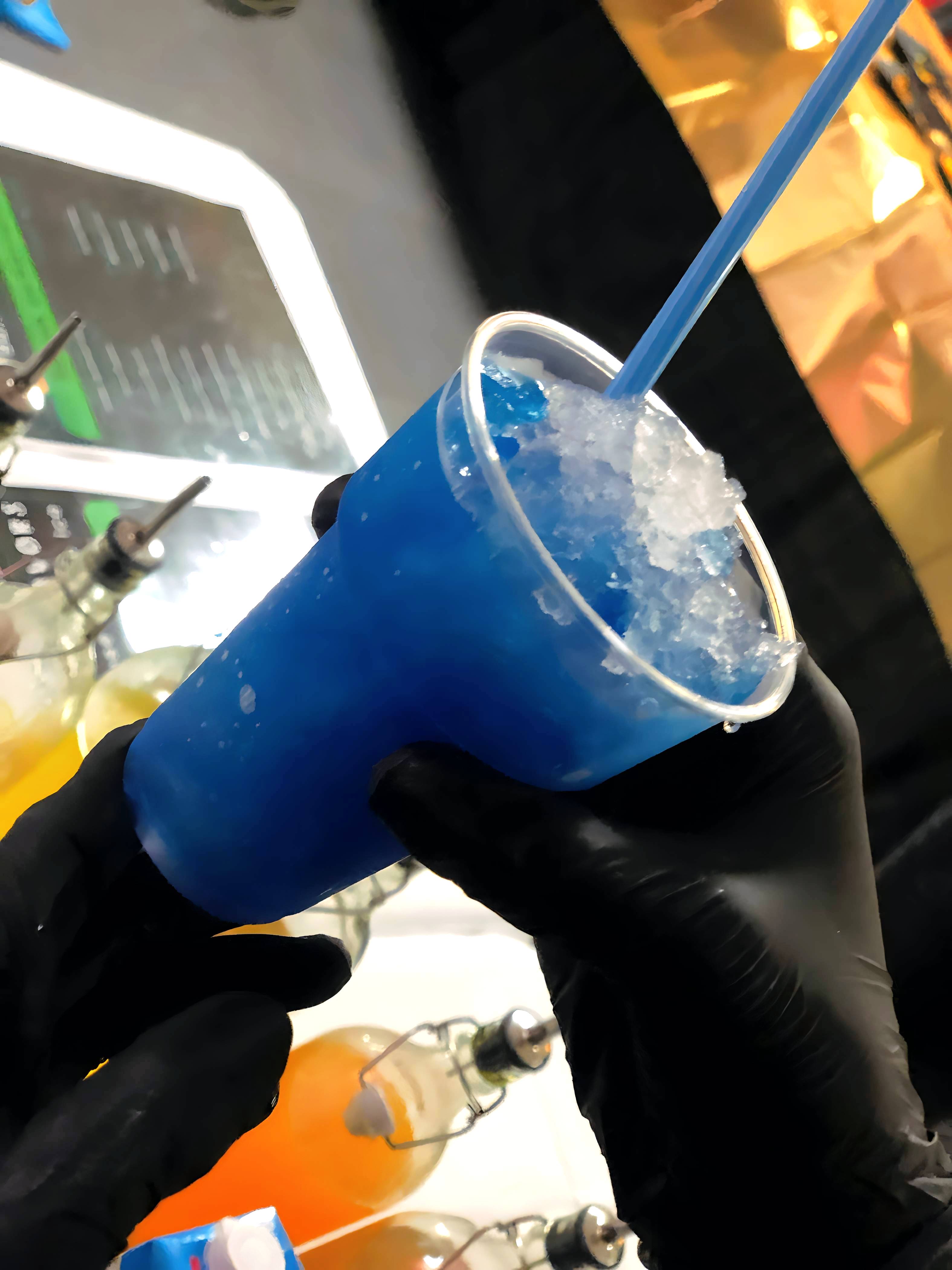 Blauw schaafijs in beker
