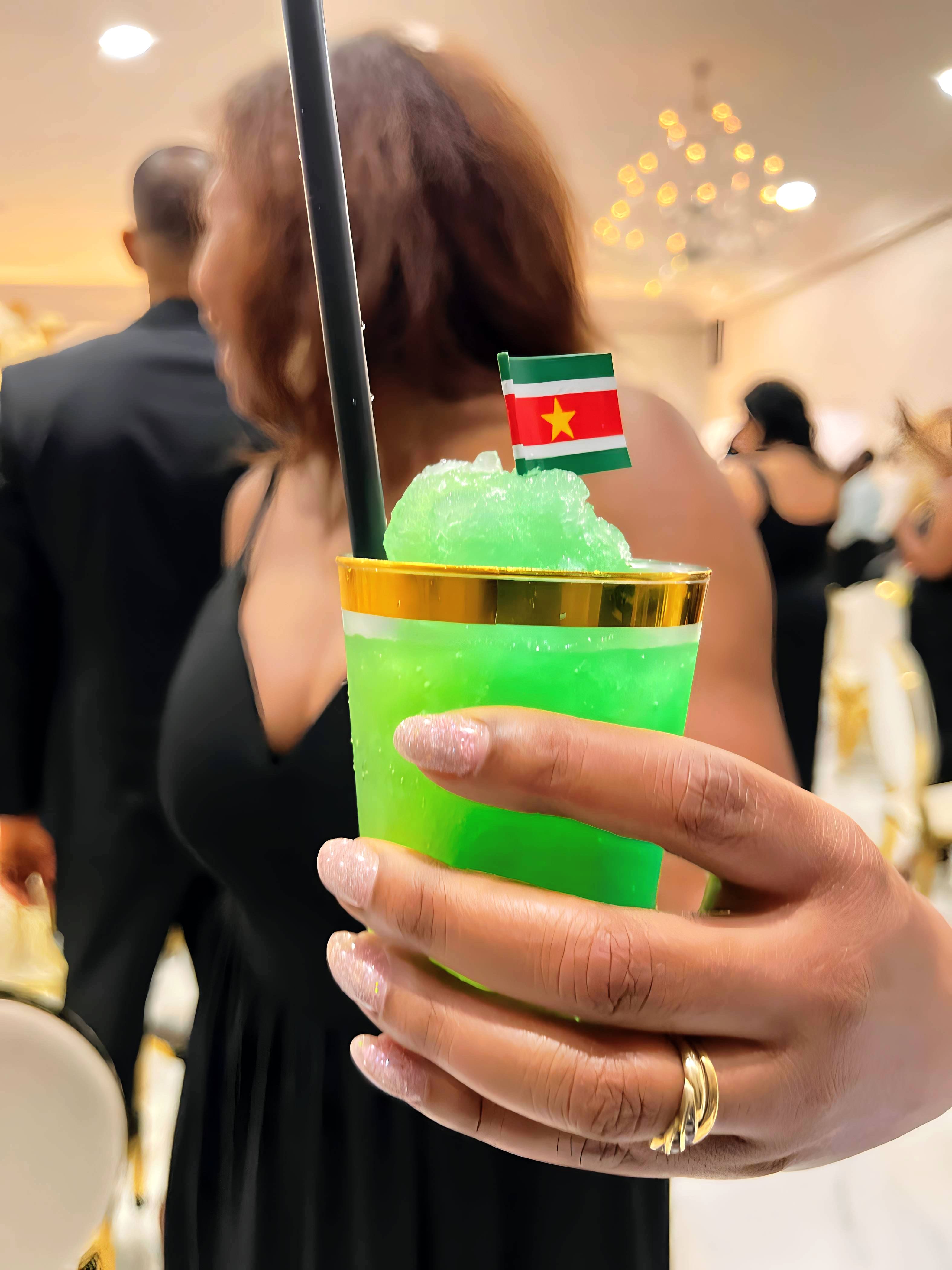 Groen schaafijs met Surinaamse vlag