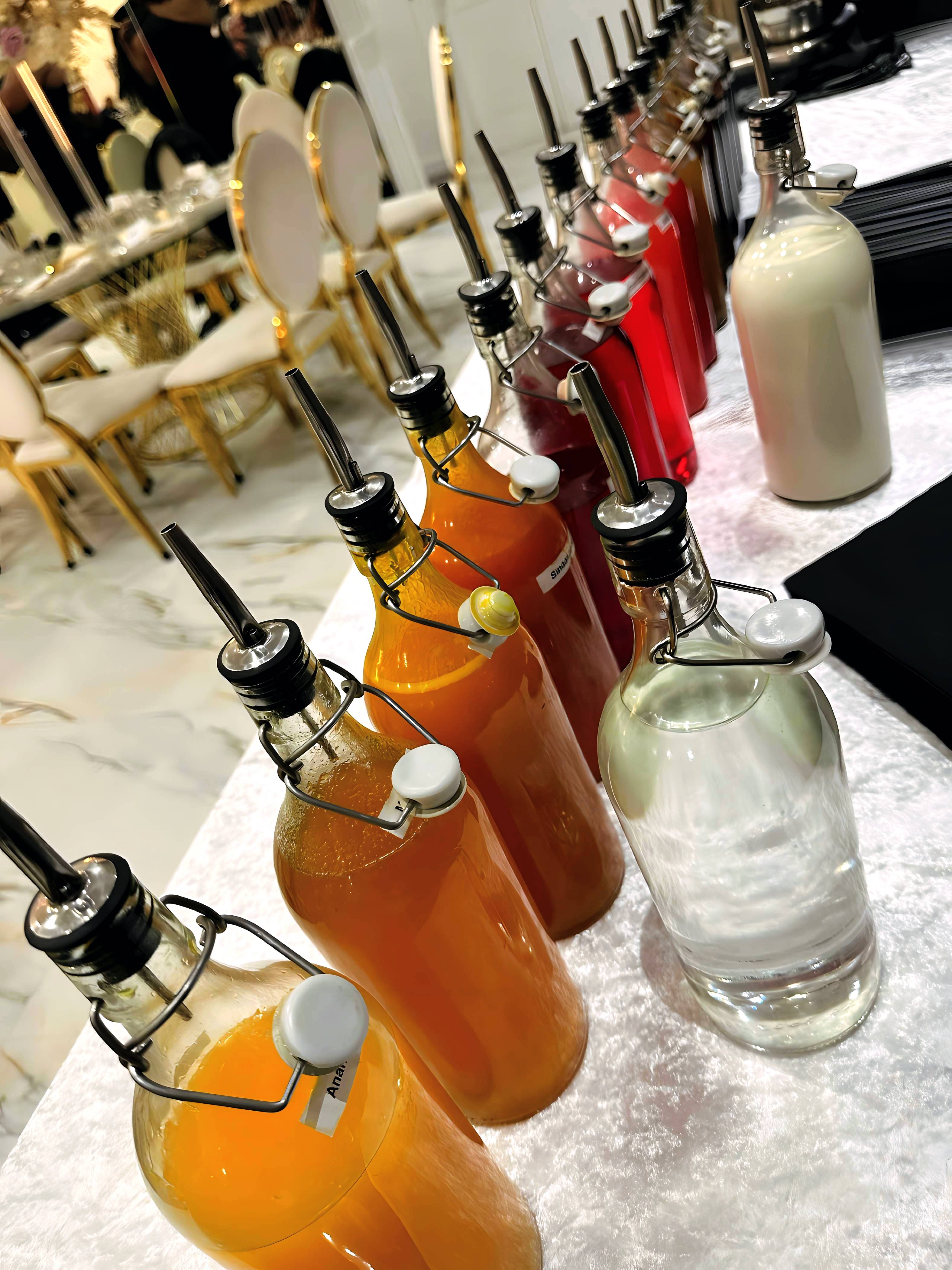 Kleurrijke siroop dispensers bij evenement