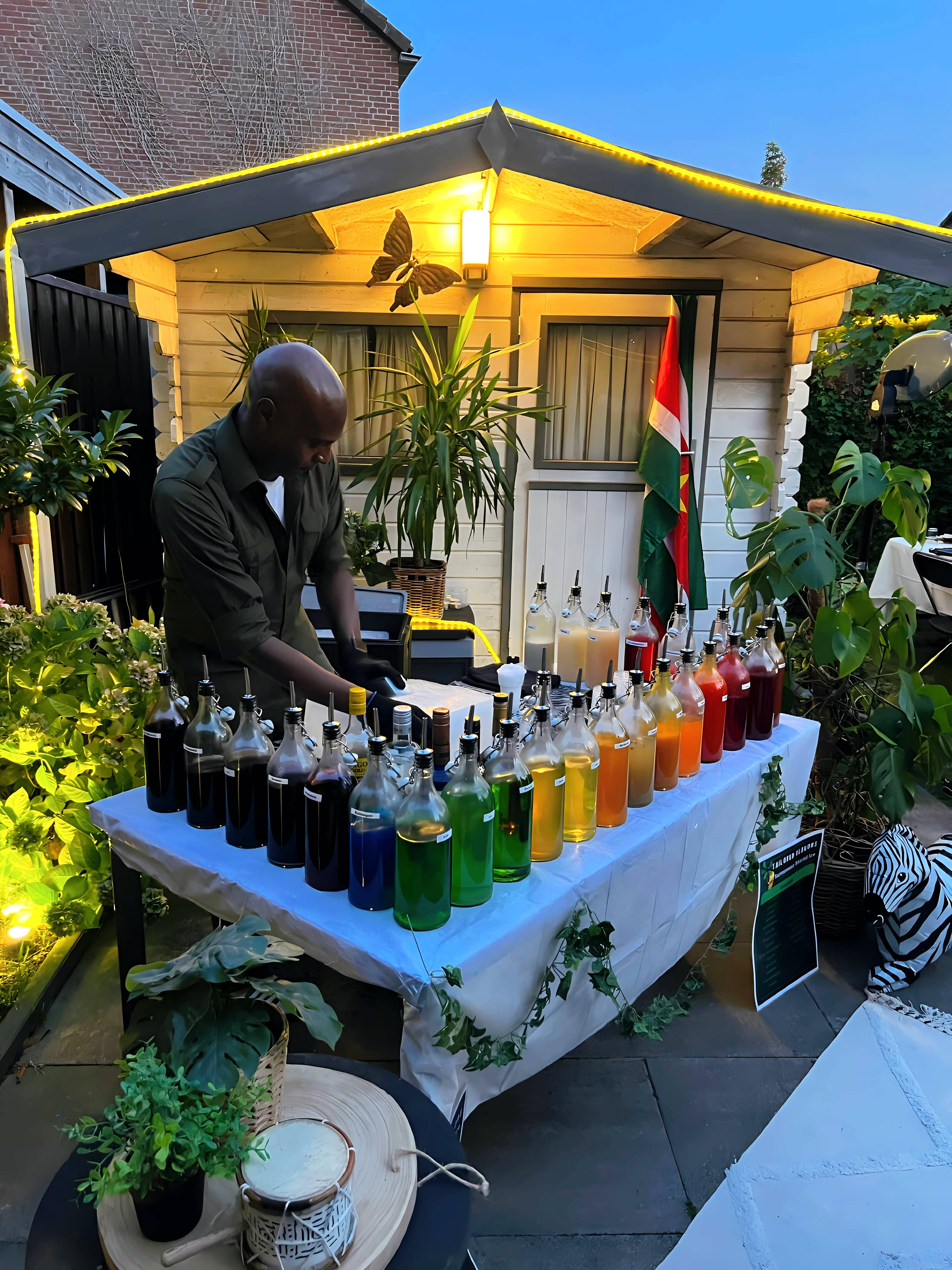 Tailored Flavours buitenopstelling met Surinaamse vlag