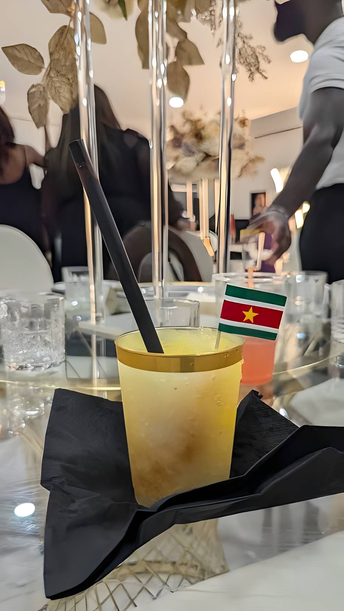 Geel schaafijs met Surinaamse vlag