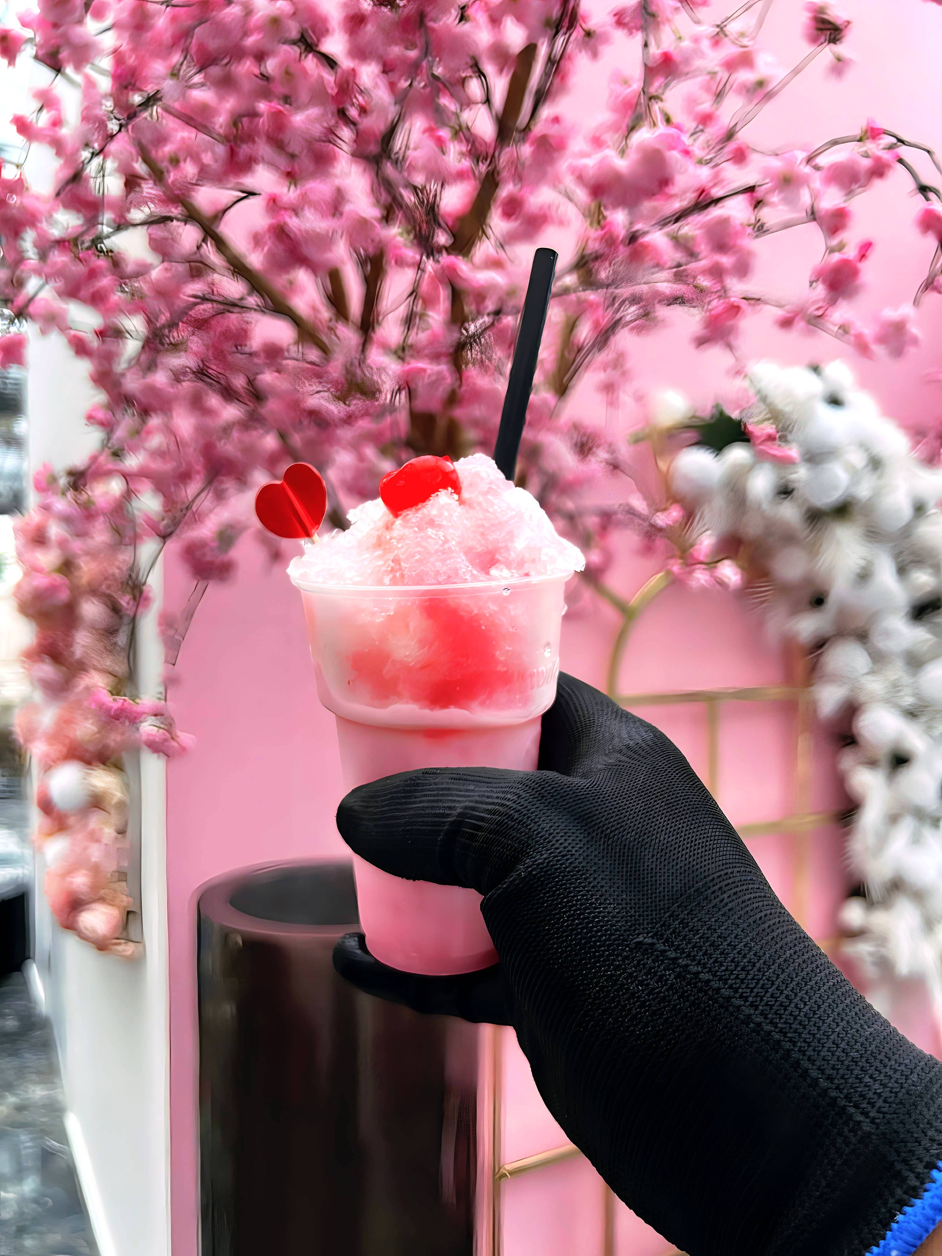 Roze schaafijs met kersenbloesem