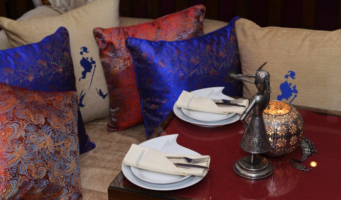 Table setting with silk pillows