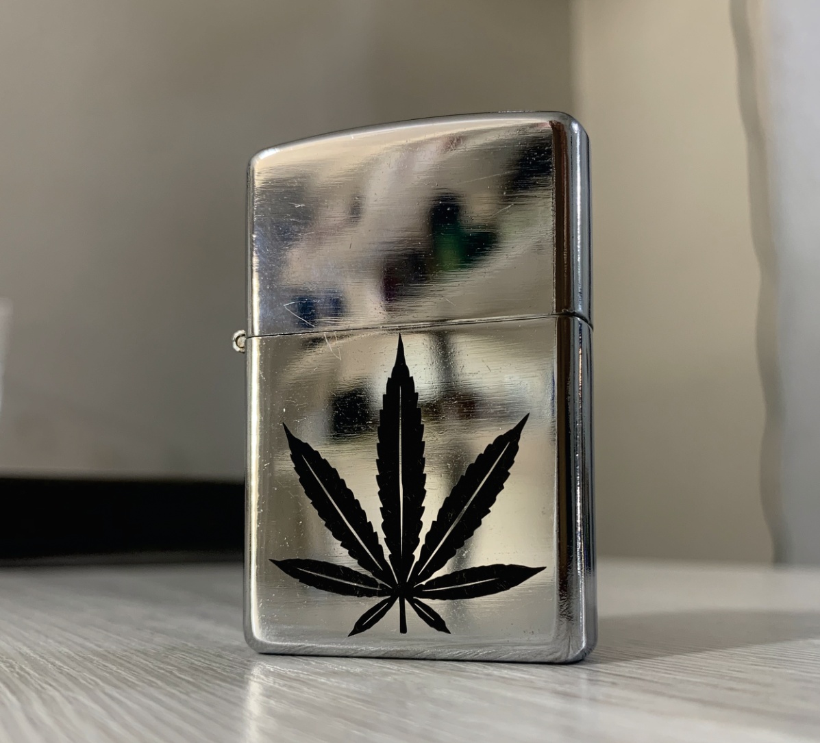 Серебристая глянцевая зажигалка R-109 с лазерной гравировкой