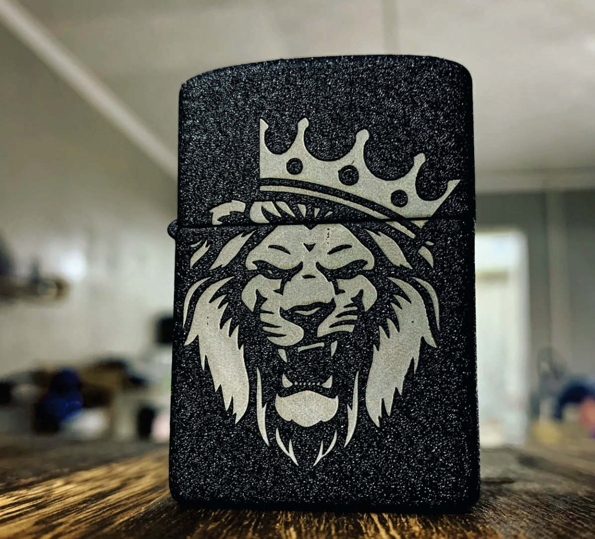 Текстурированная чёрная зажигалка R-111 для глубокой гравировки