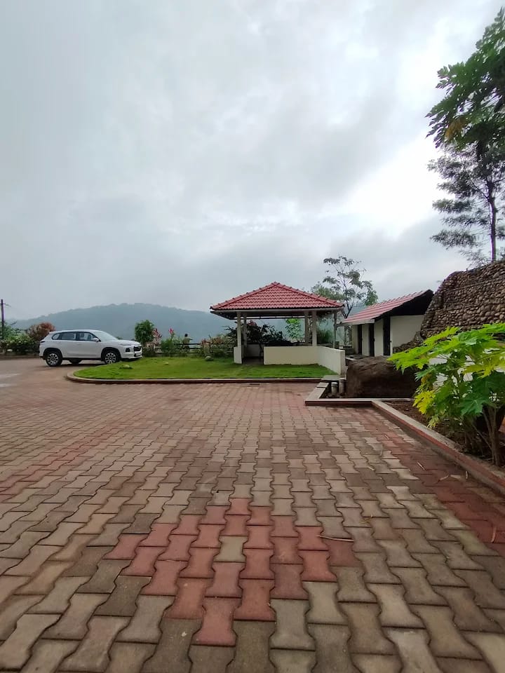 Guddada Siri Homestay courtyard with hill view
