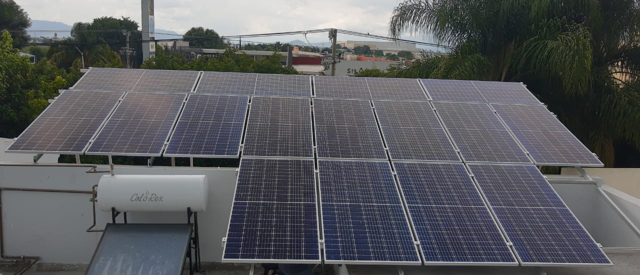 Instalación de paneles solares en techo
