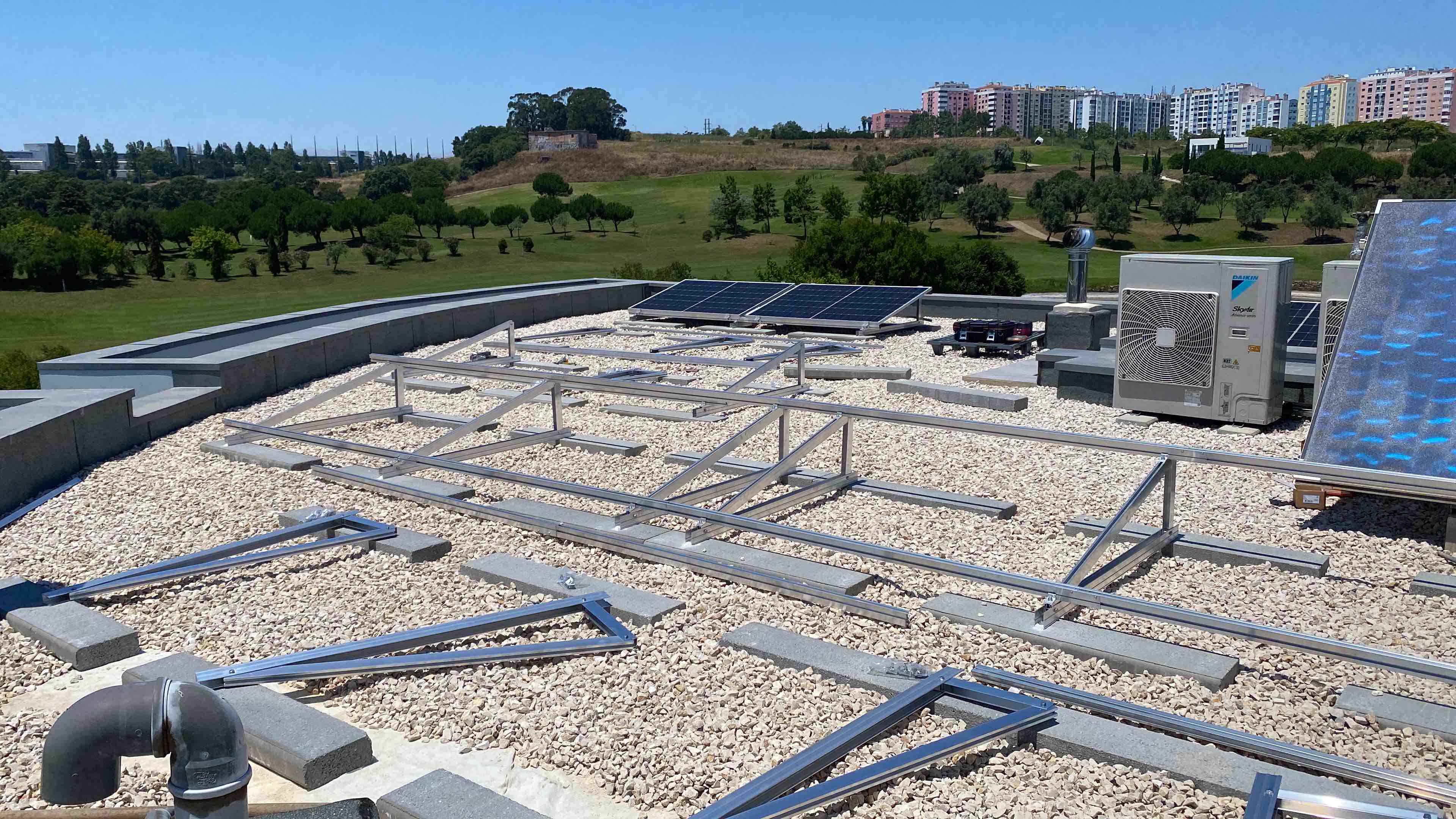 Antes: Telhado sem painéis