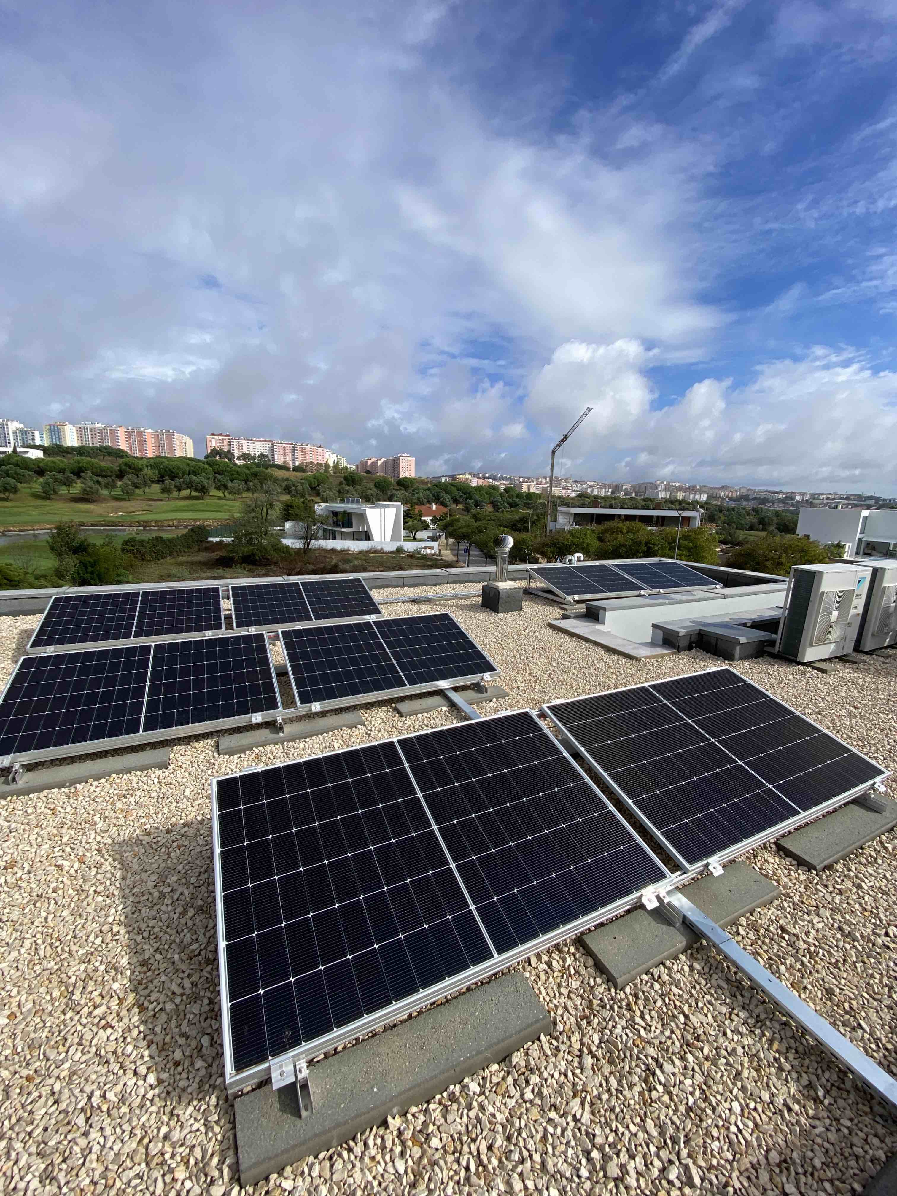 Depois: Painéis solares instalados