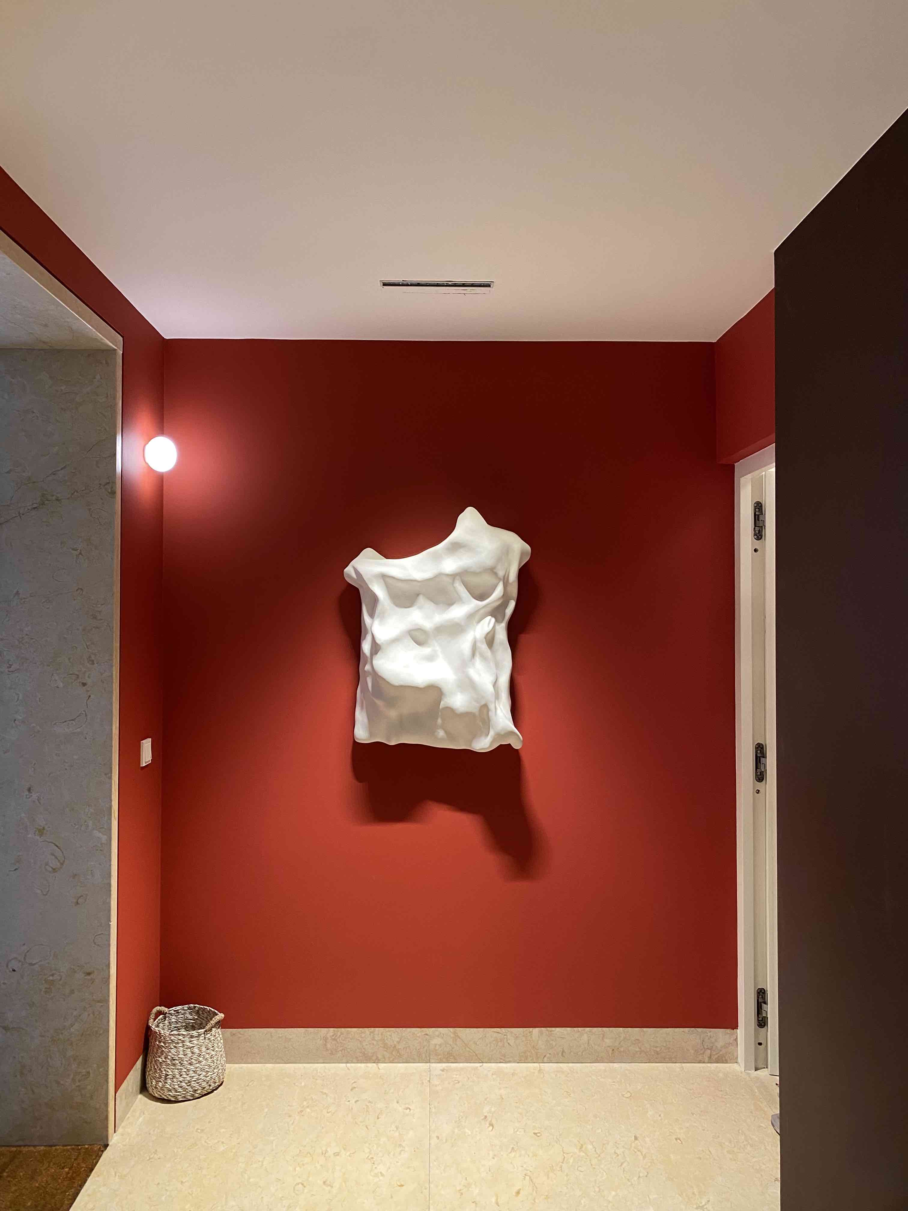 Depois: Hall renovado com iluminação