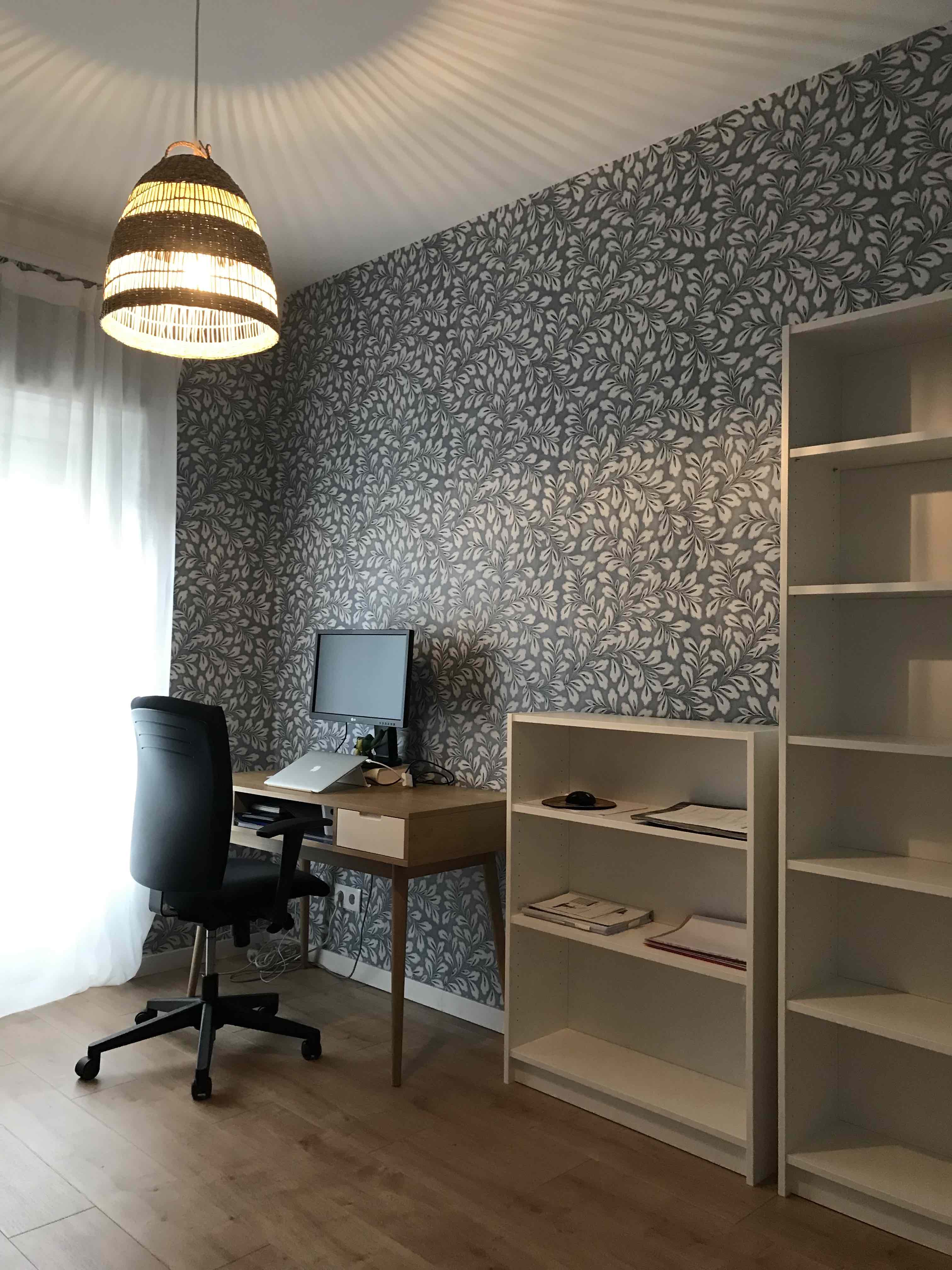 Depois: Papel de parede e móveis montados