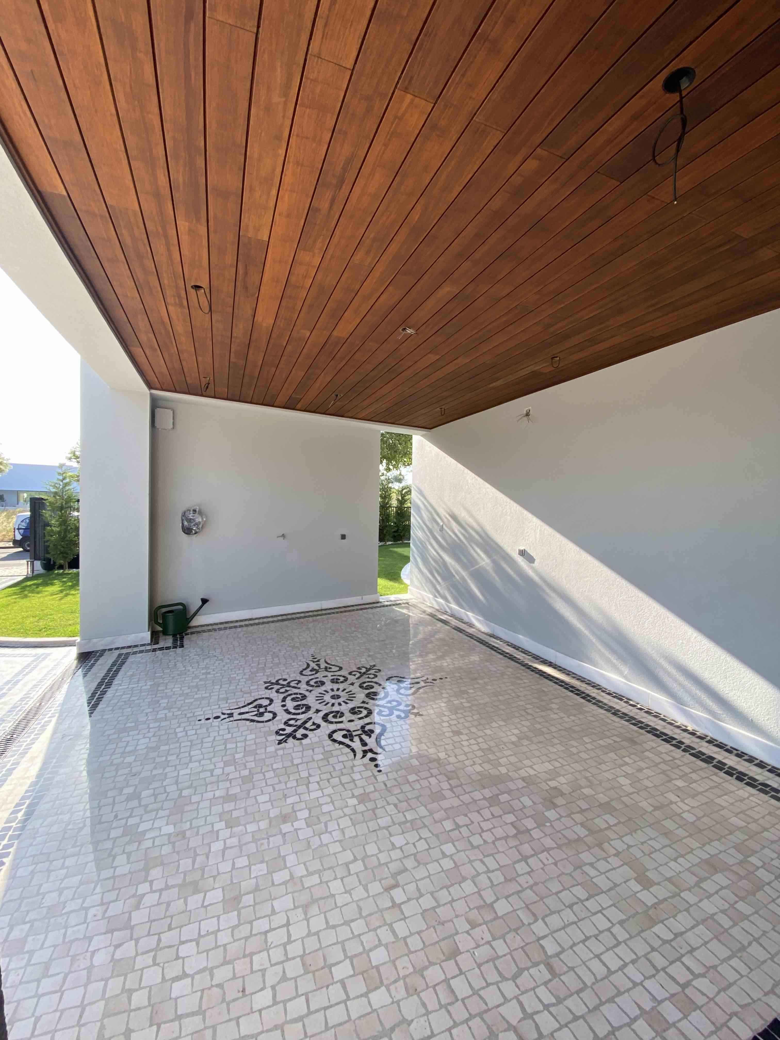 Depois: Teto falso em madeira