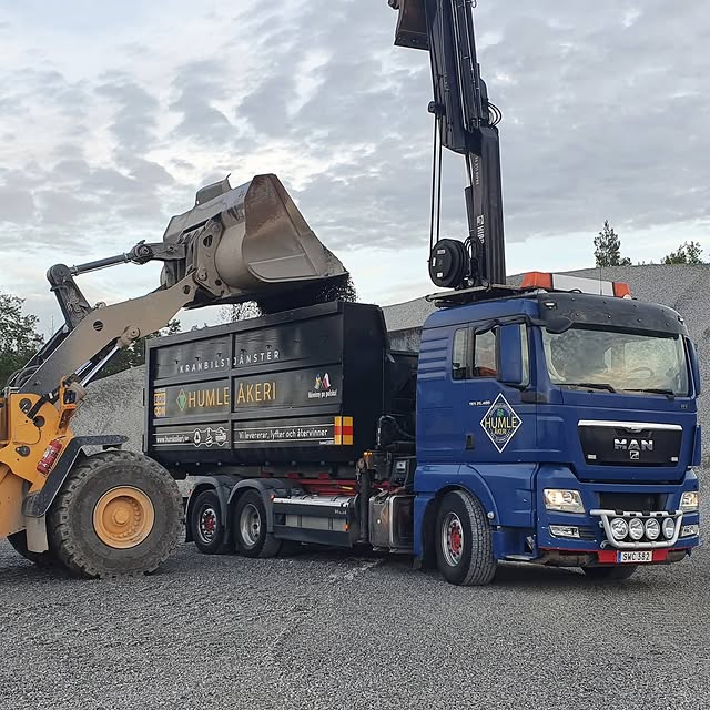 Humle Åkeri lastbil på väg