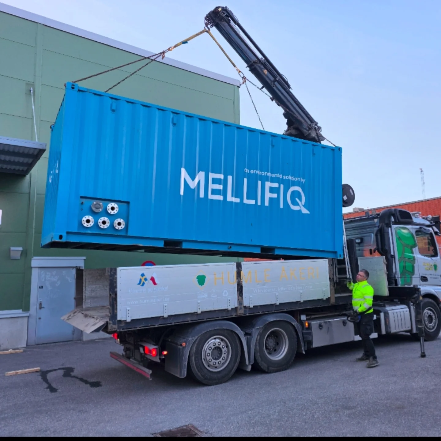 Humle Åkeri kranbil lyfter container
