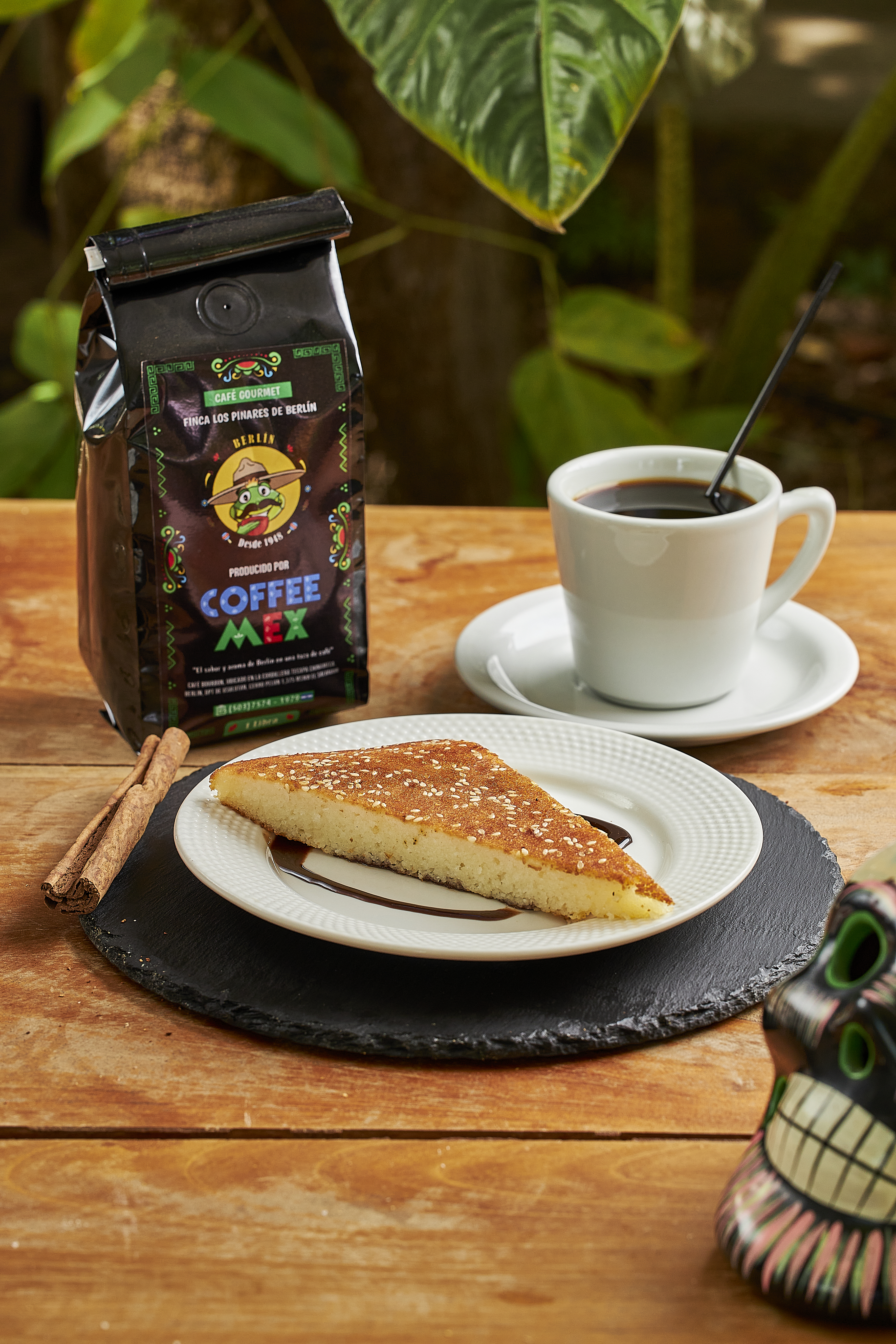 Café gourmet Coffee Mex con pan dulce