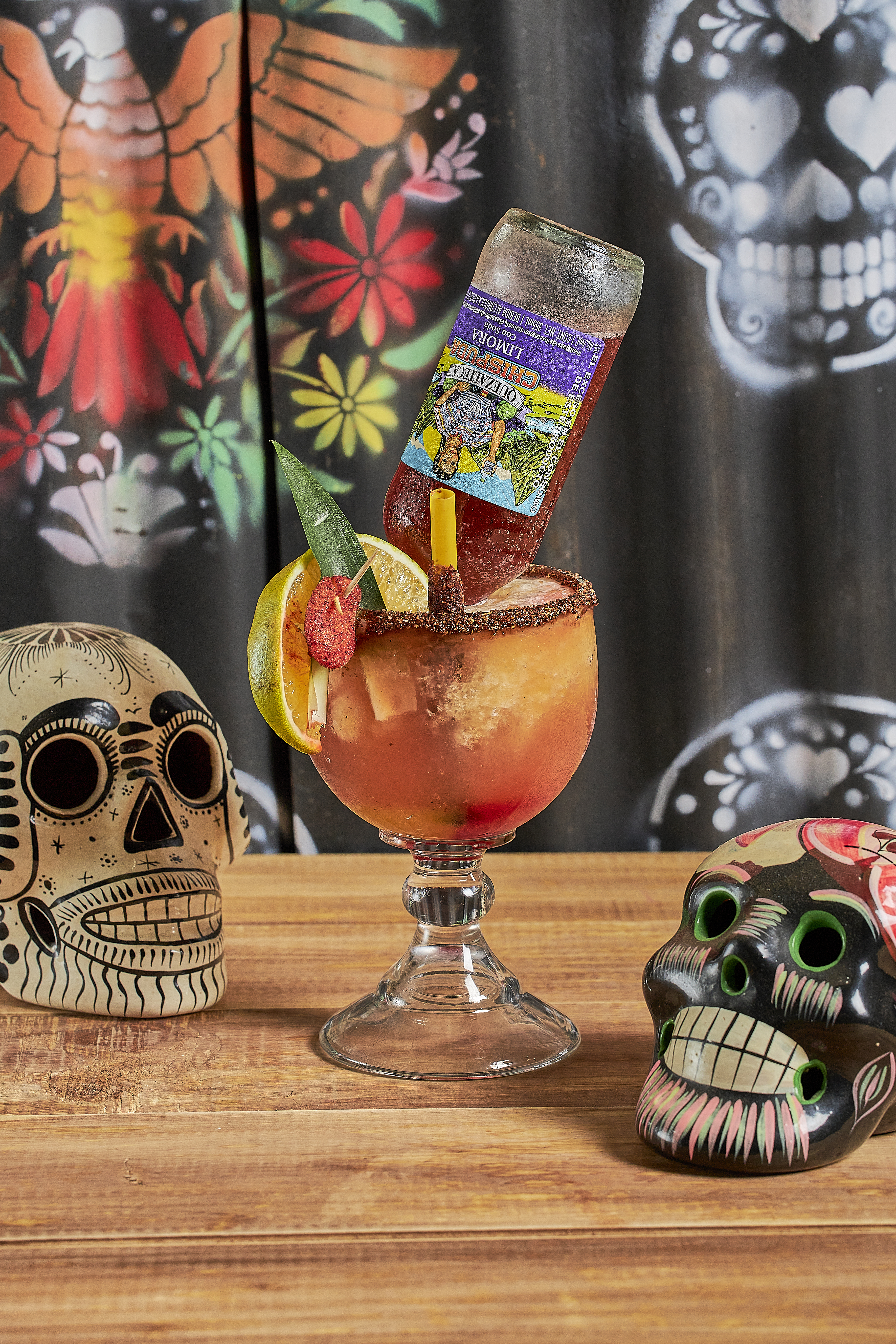 Cóctel festivo con calaveras decorativas