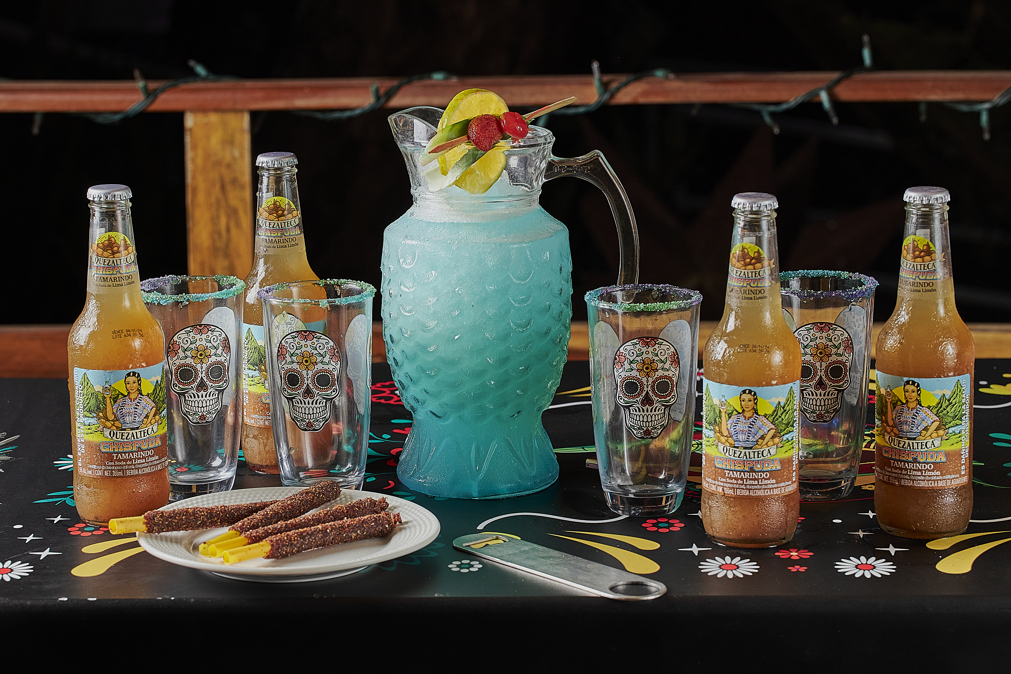 Jarra de cóctel azul con Quezalteca y calaveras