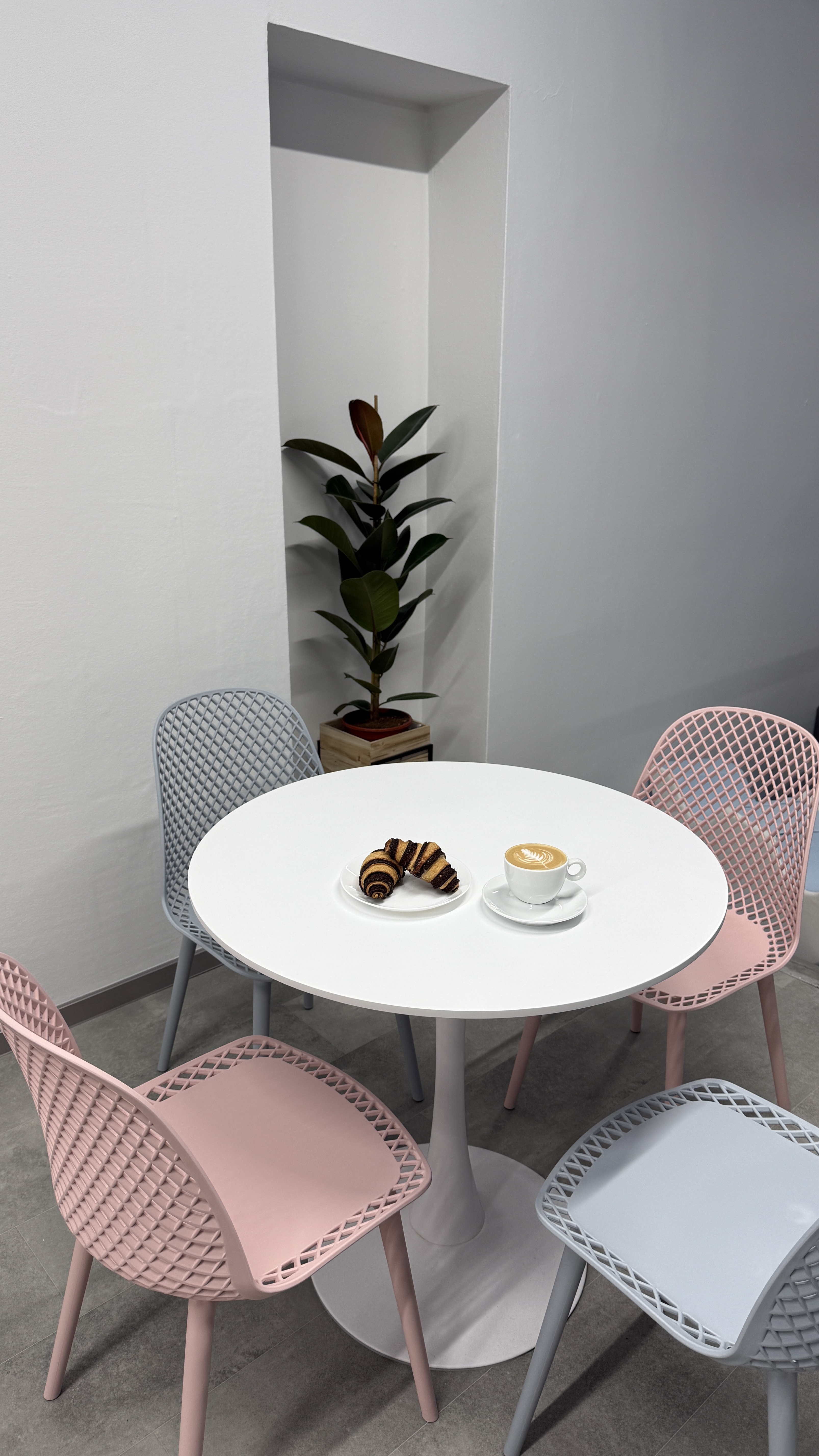 Kavárna s croissantem a latte