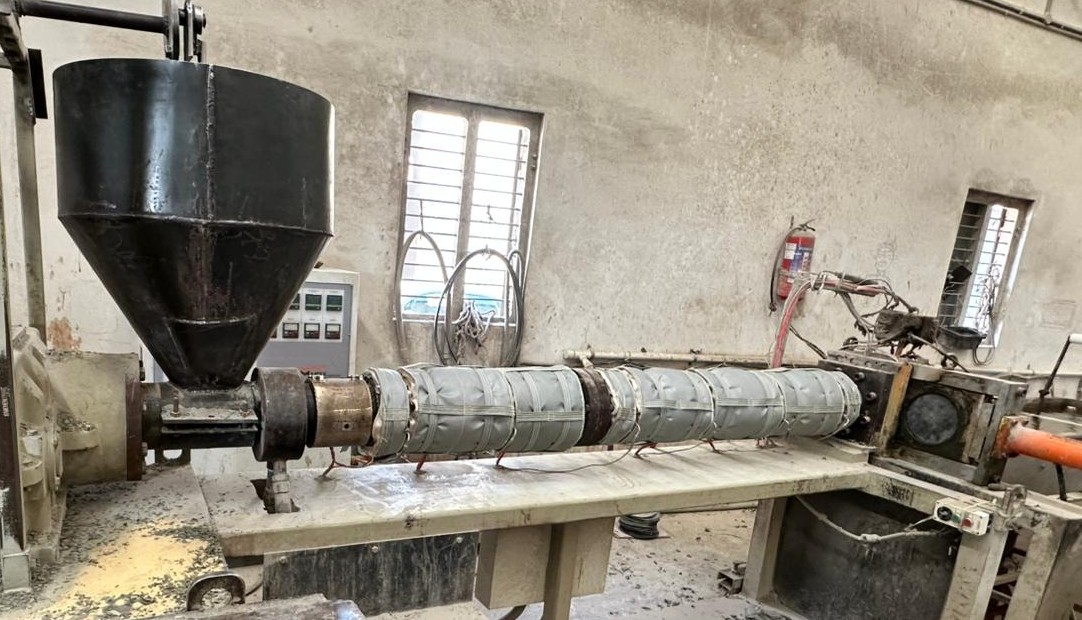 IWRAP thermal insulation jacket on plastic extruder barrel and die head