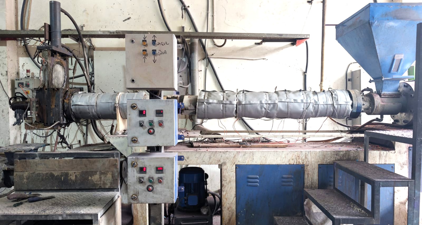 i-Wrap insulation jacket installed on extruder granulator machine barrel at customer plant