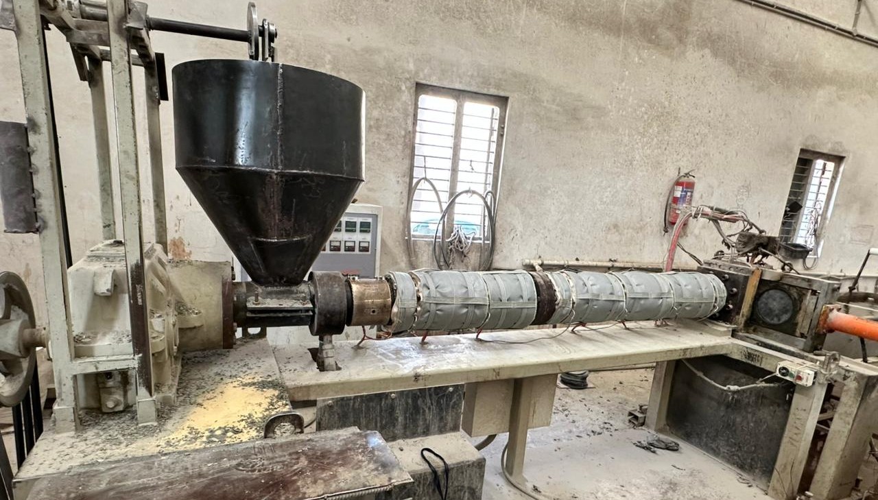i-Wrap insulation jacket installed across the full barrel of an extruder machine at customer industrial facility