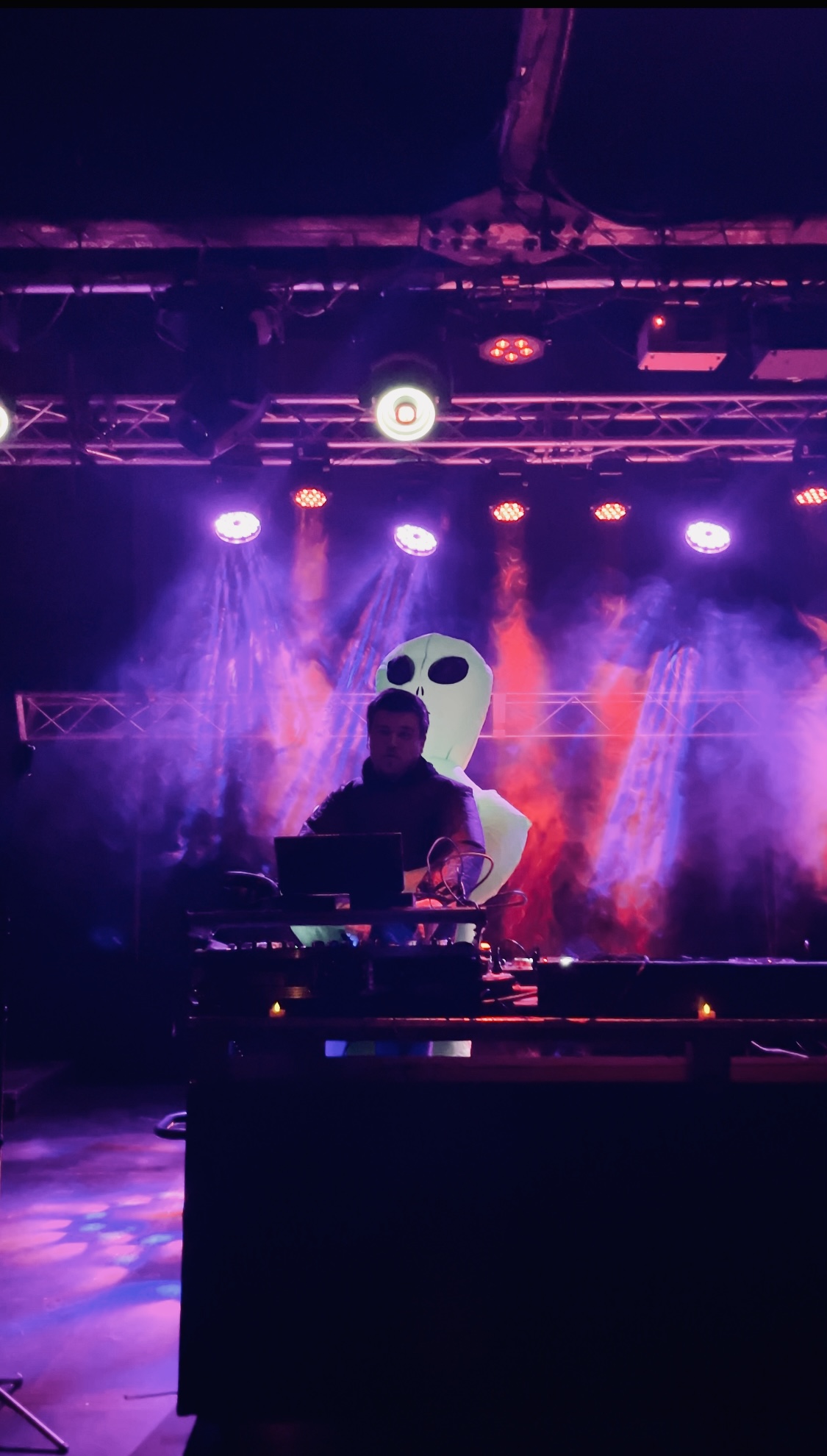 Zack Martian live with alien backdrop