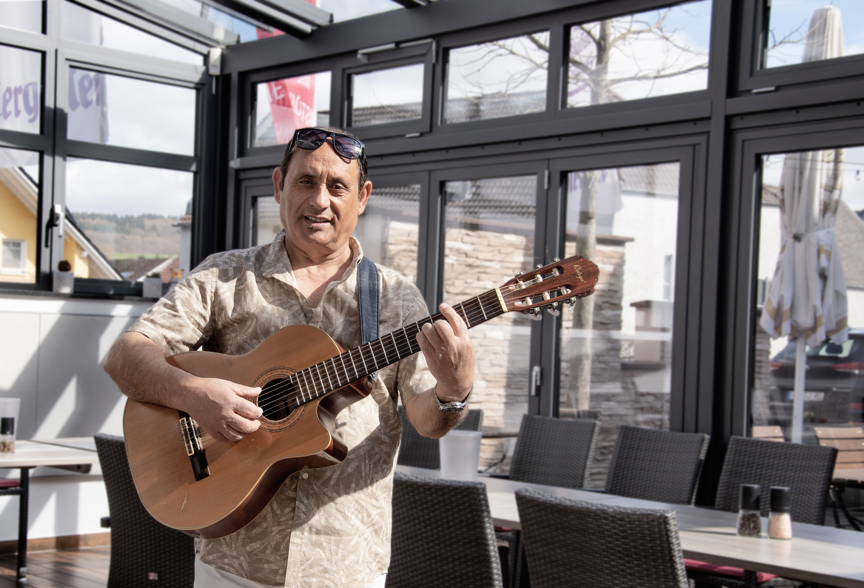Italo Toni mit Gitarre im Wintergarten – Pastori Weilmünster