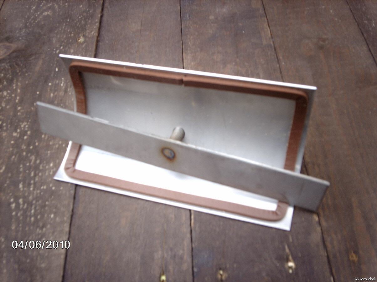Flacher Kanalputzdeckel mit Rahmen