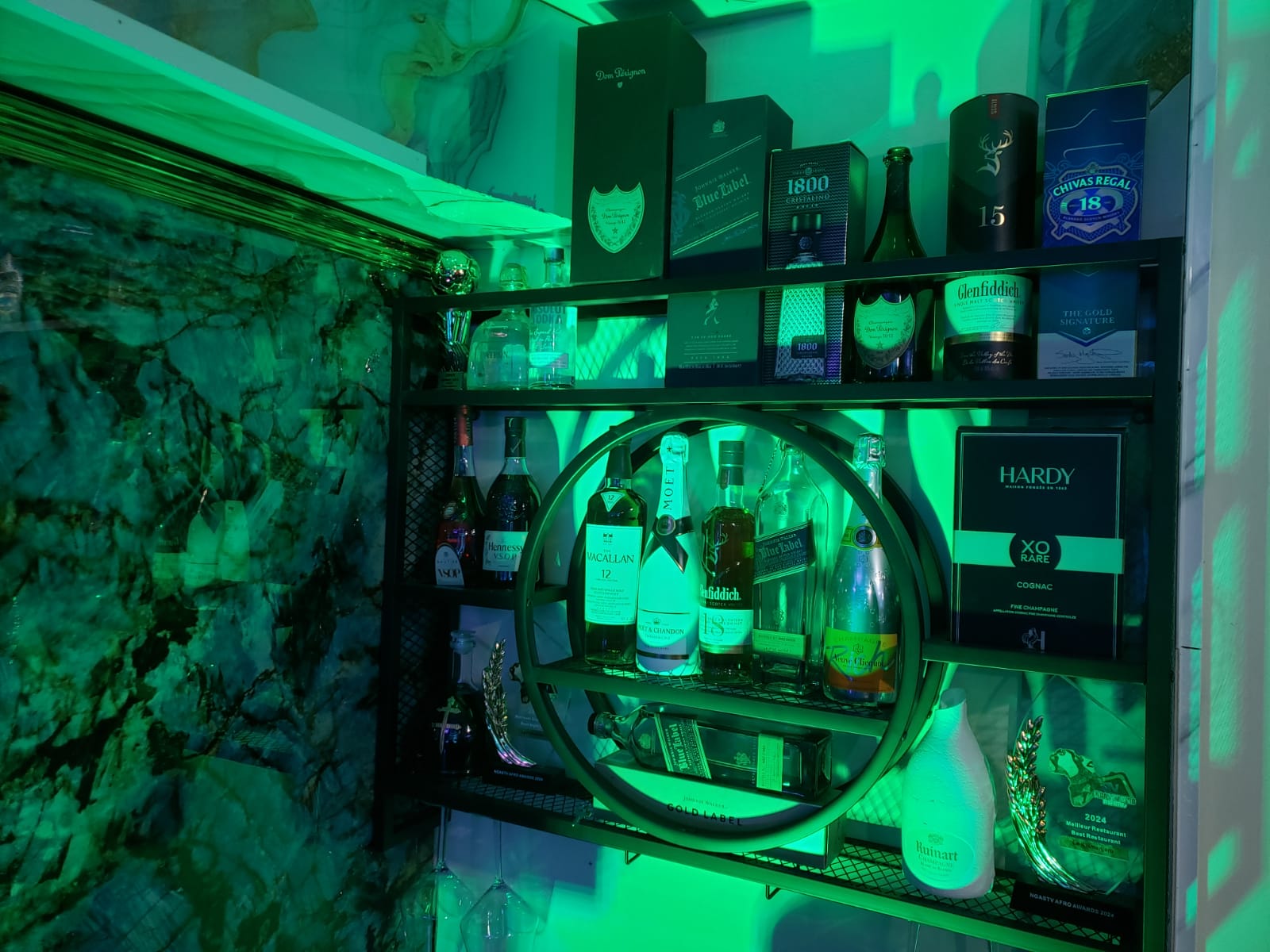 Notre bar VVIP sous lumière émeraude