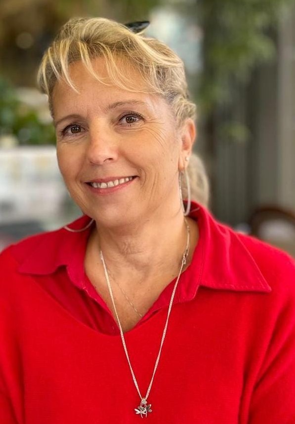 Nadia Joré, réflexologue, assise dans son cabinet lumineux à Saint-Cézaire-sur-Siagne, entourée de plantes et d’éléments naturels