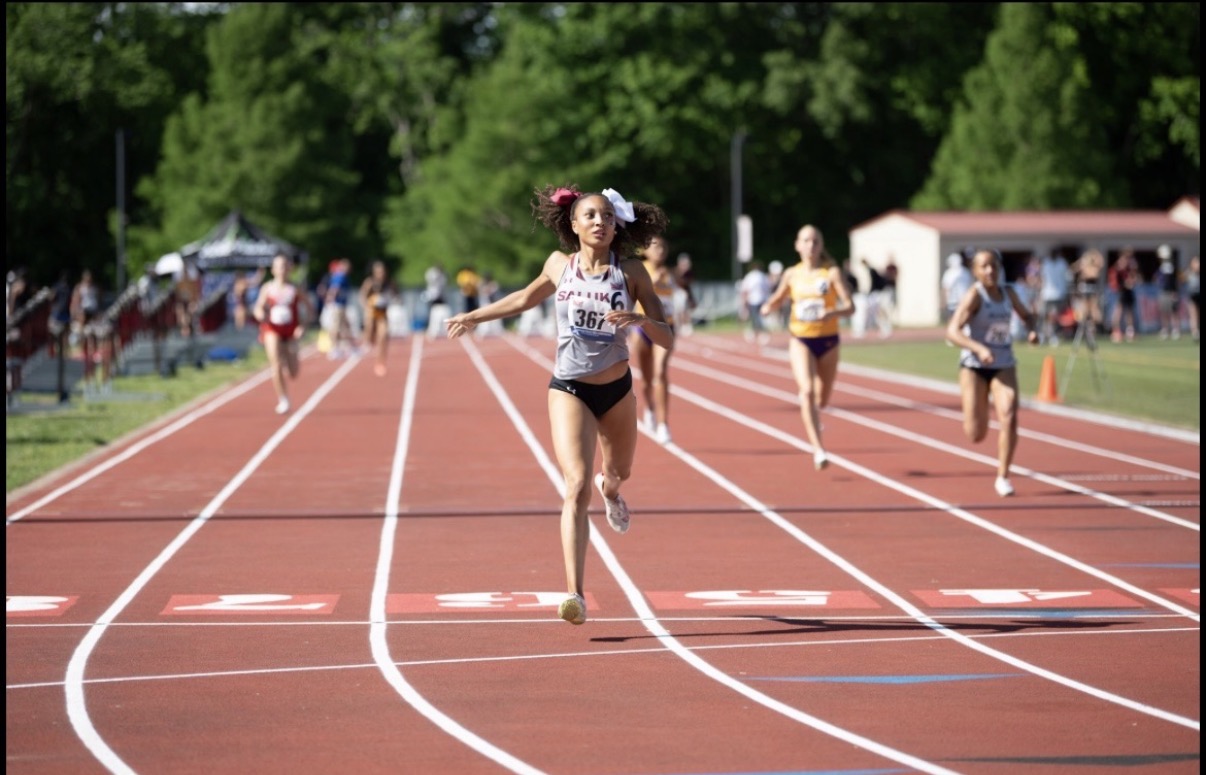 Leah Thames winning a 400m race