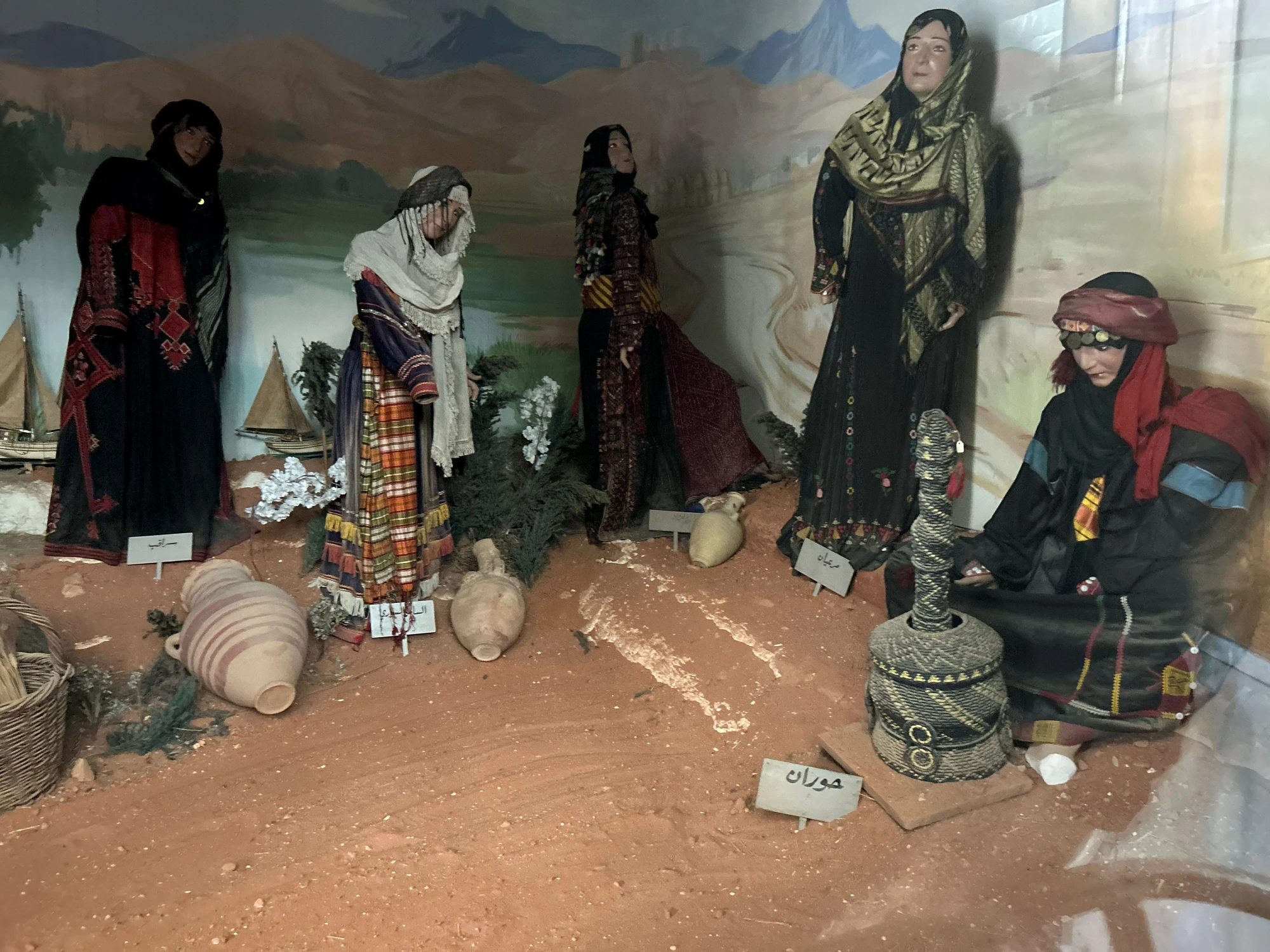 Collection muséale — Costumes traditionnels du Levant, présentation muséale.