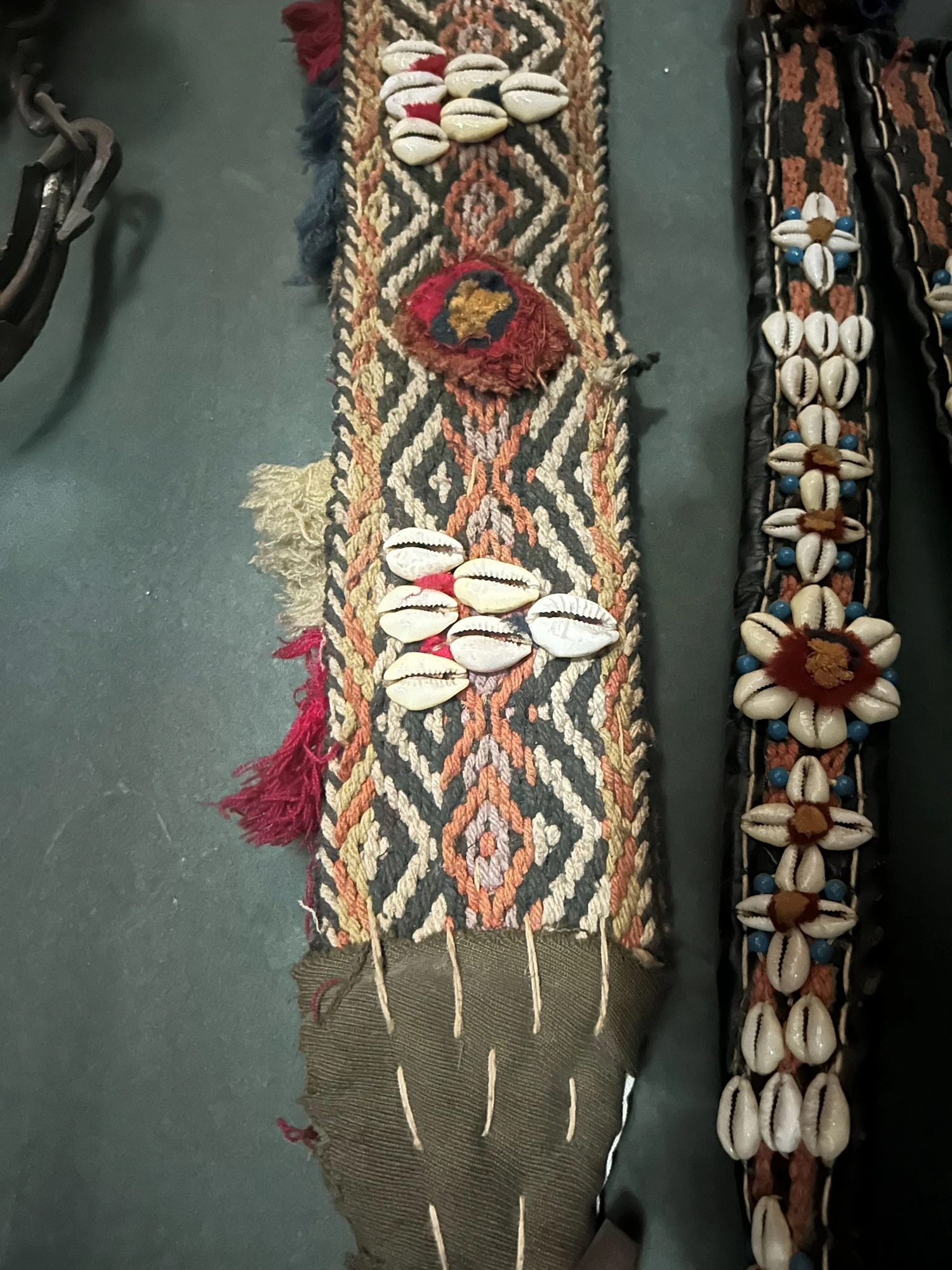 Référence patrimoniale — Ornement tissé et coquillages, détail décoratif.
