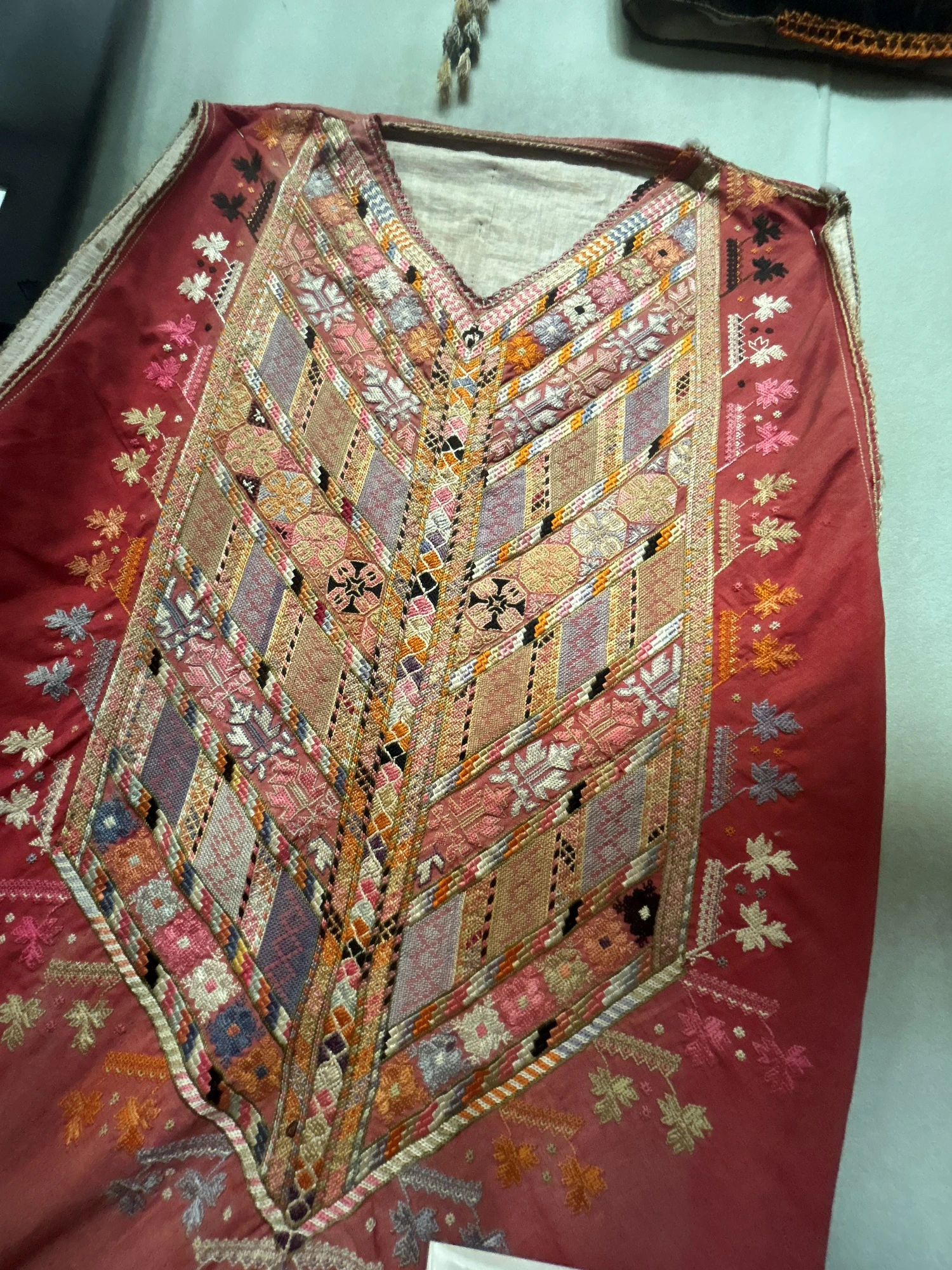 Référence patrimoniale — Détail de broderie ancienne, recherche textile et culturelle.
