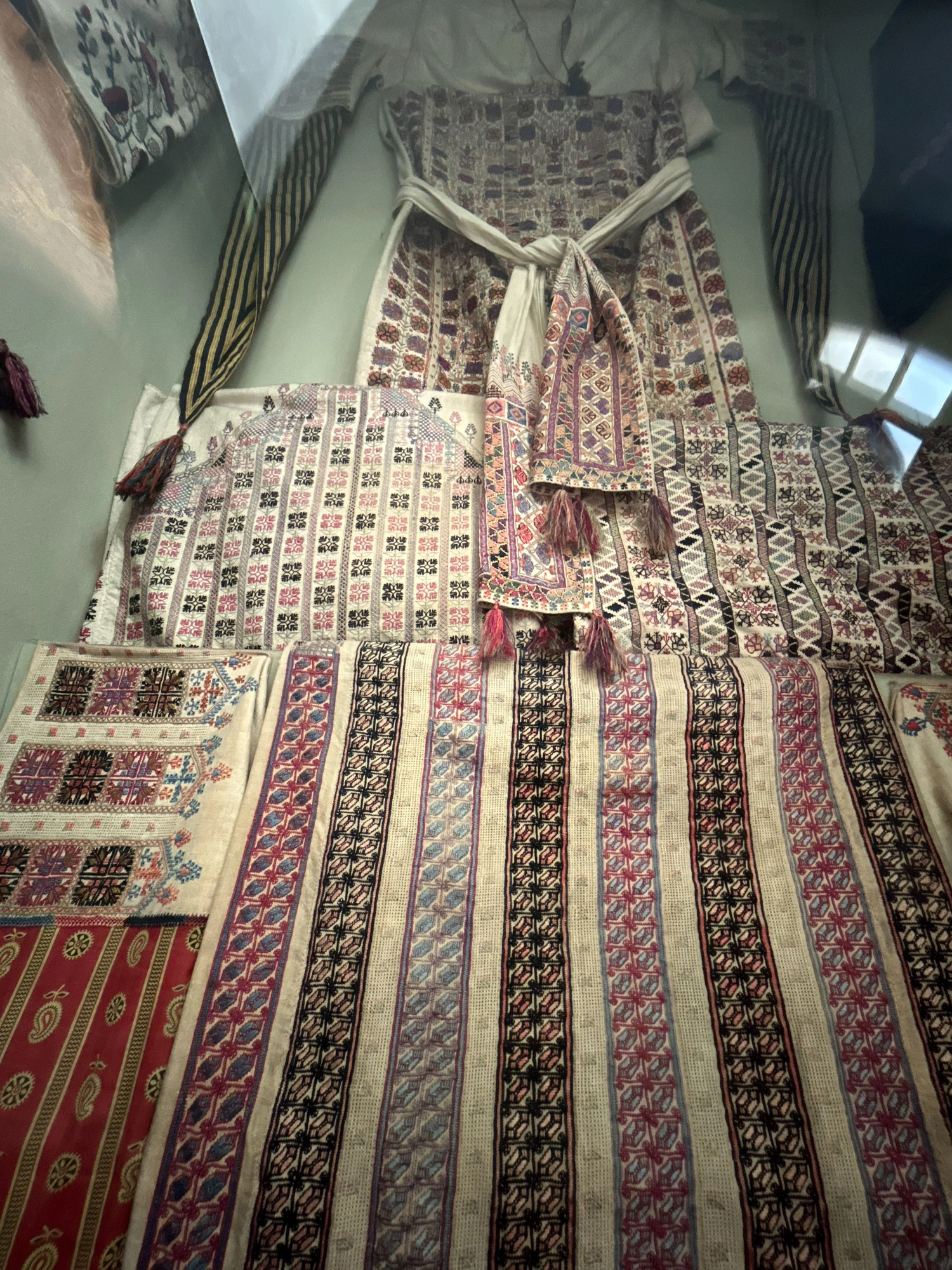Référence patrimoniale — Textiles anciens présentés en collection, recherche textile et culturelle.