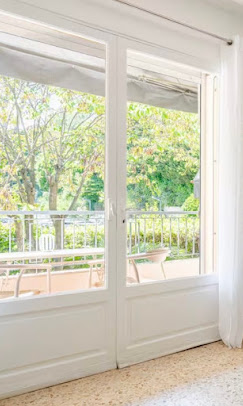 Porte-fenêtres bois sur balcon
