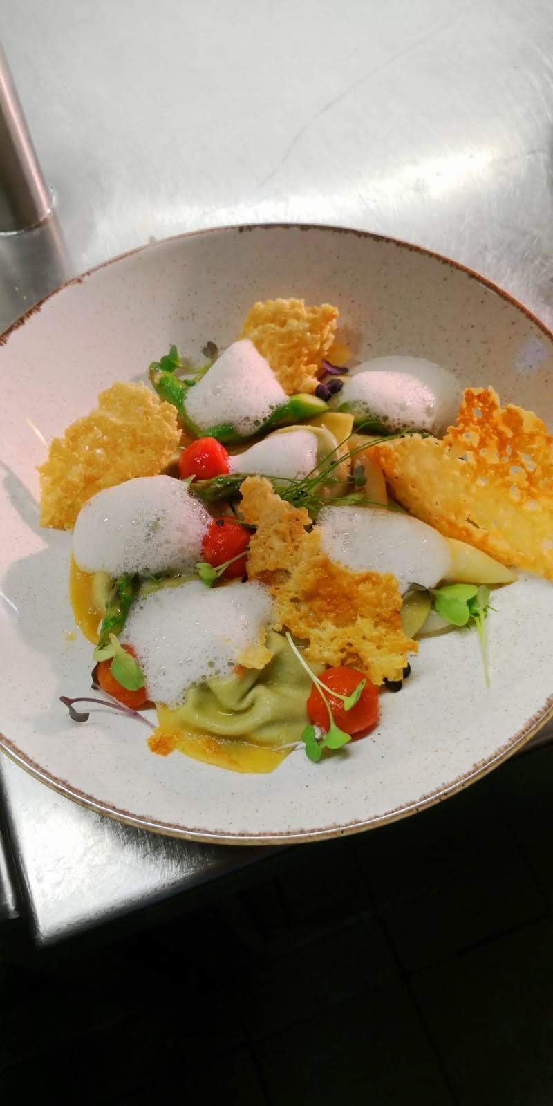 Grüne-Soße-Ravioli mit Parmesan-Schaum, Parmesan-Cracker und konfierten Kirschtomaten