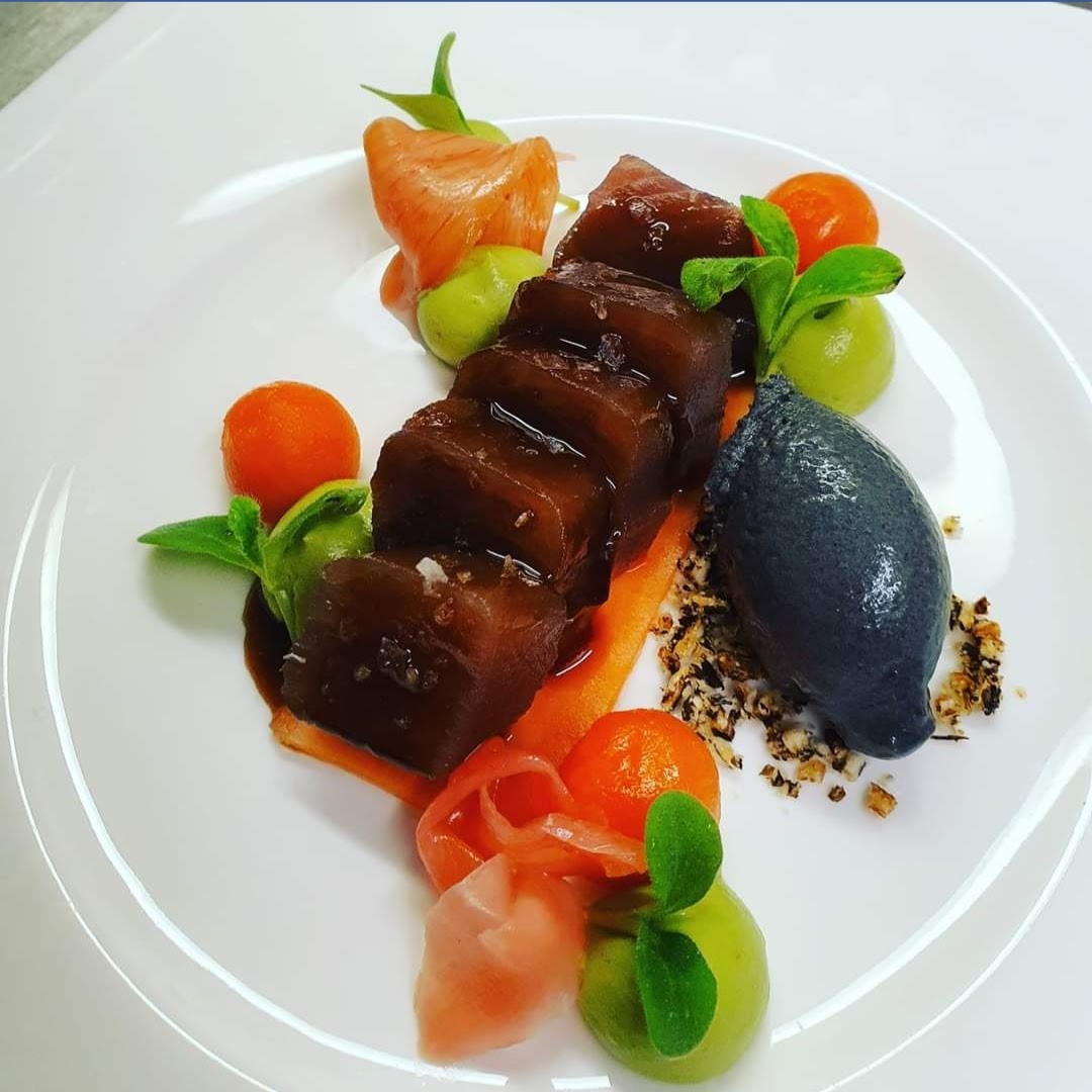 Thunfisch mit Papaya, Avocado, eingelegtem Ingwer und Teriyaki