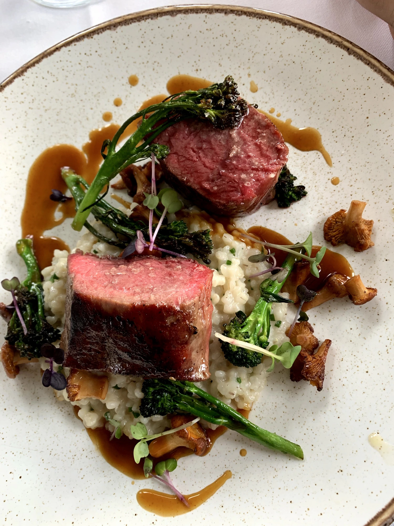 Kaffee-gebeiztes Roastbeef mit Perlgraupen-Risotto, Pfifferlingen und wildem Brokkoli