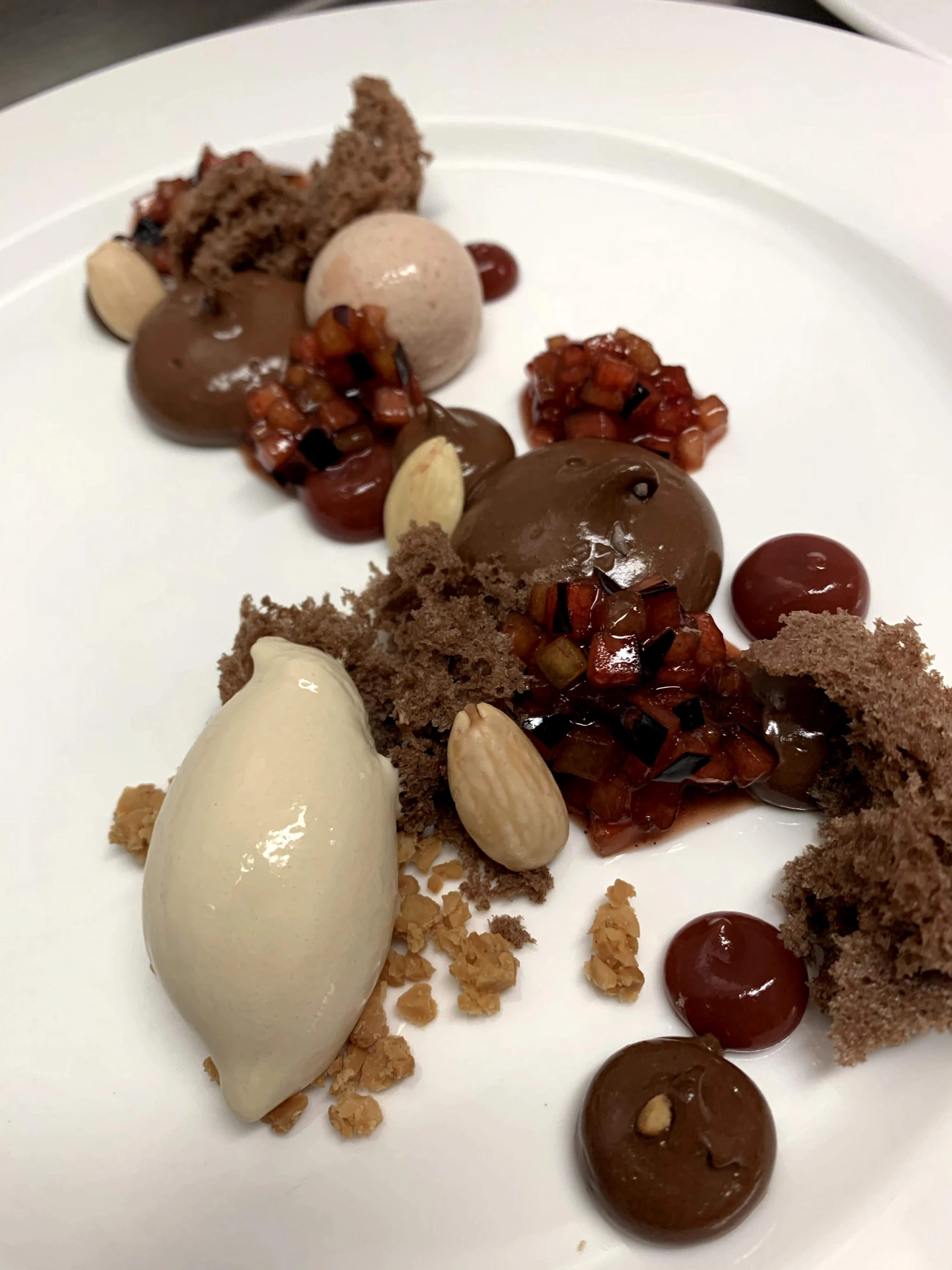Schokoladen-Dessert mit Mandeln und Pflaume