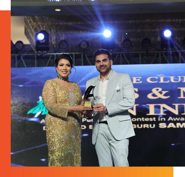 Sambita Bose receiving an industry award alongside Arbaaz Khan