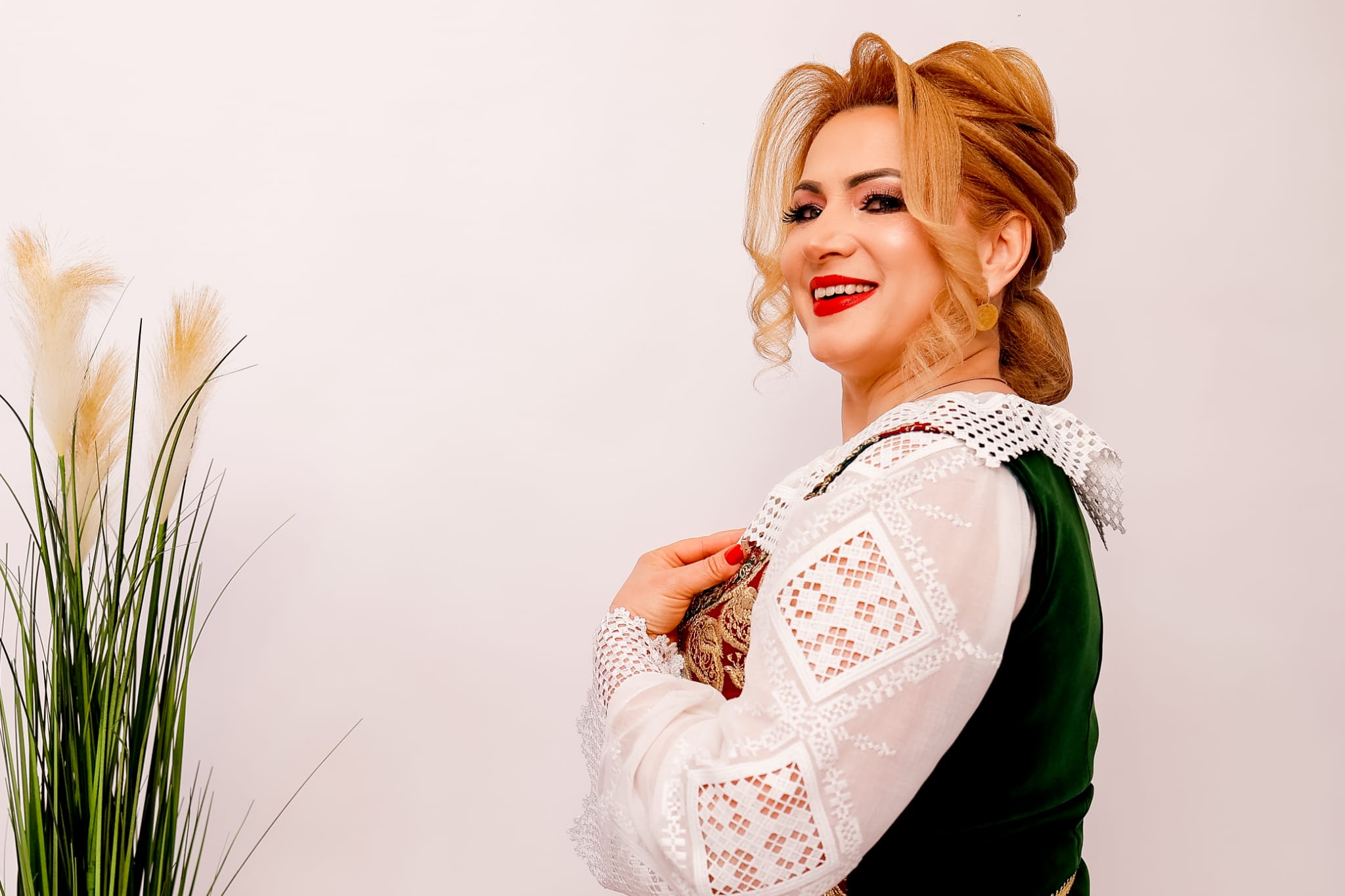 Mariana Boțoacă în port popular bănățean