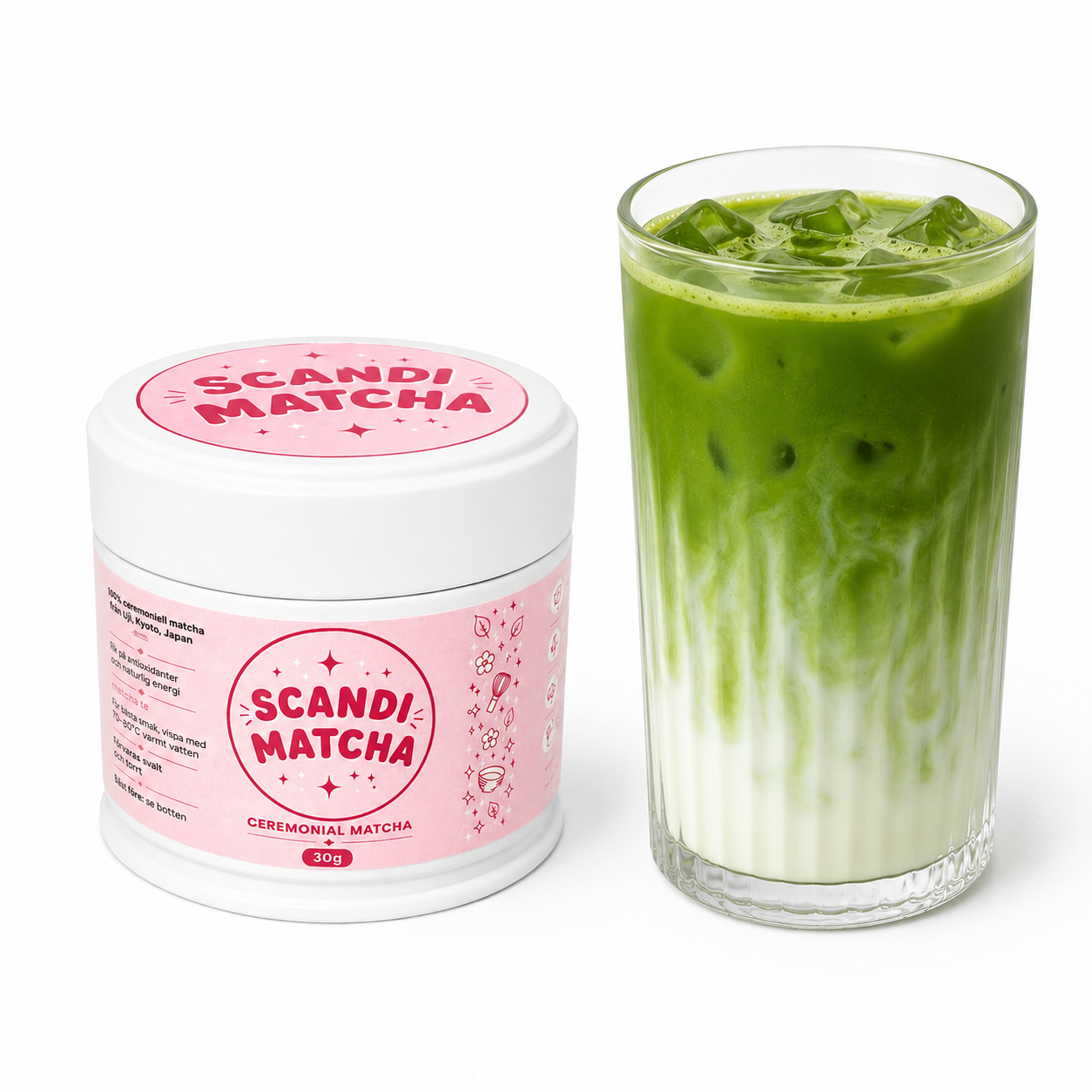 Scandi Matcha burk bredvid ett glas ismatcha