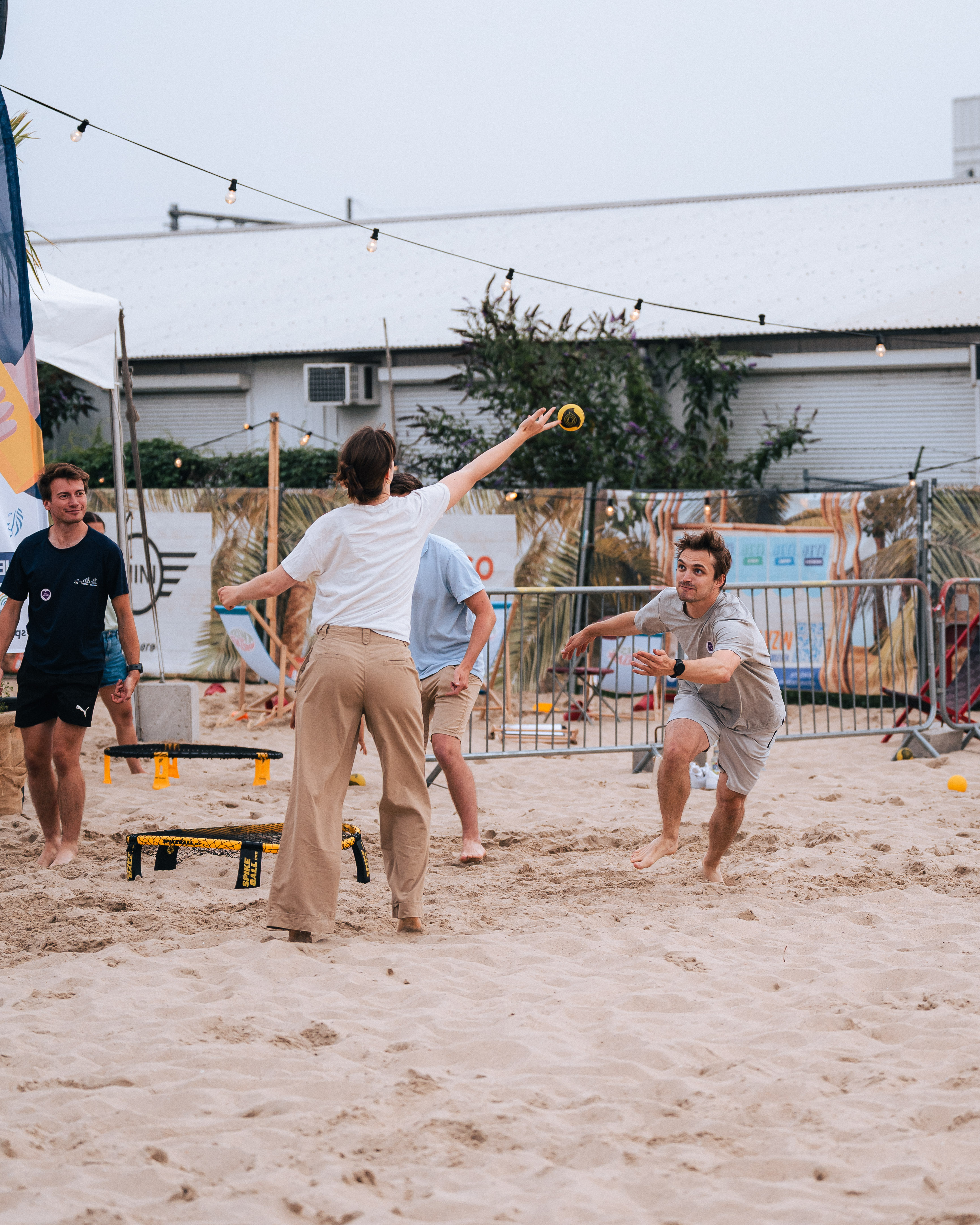 Roundnet in actie op het sportstrand