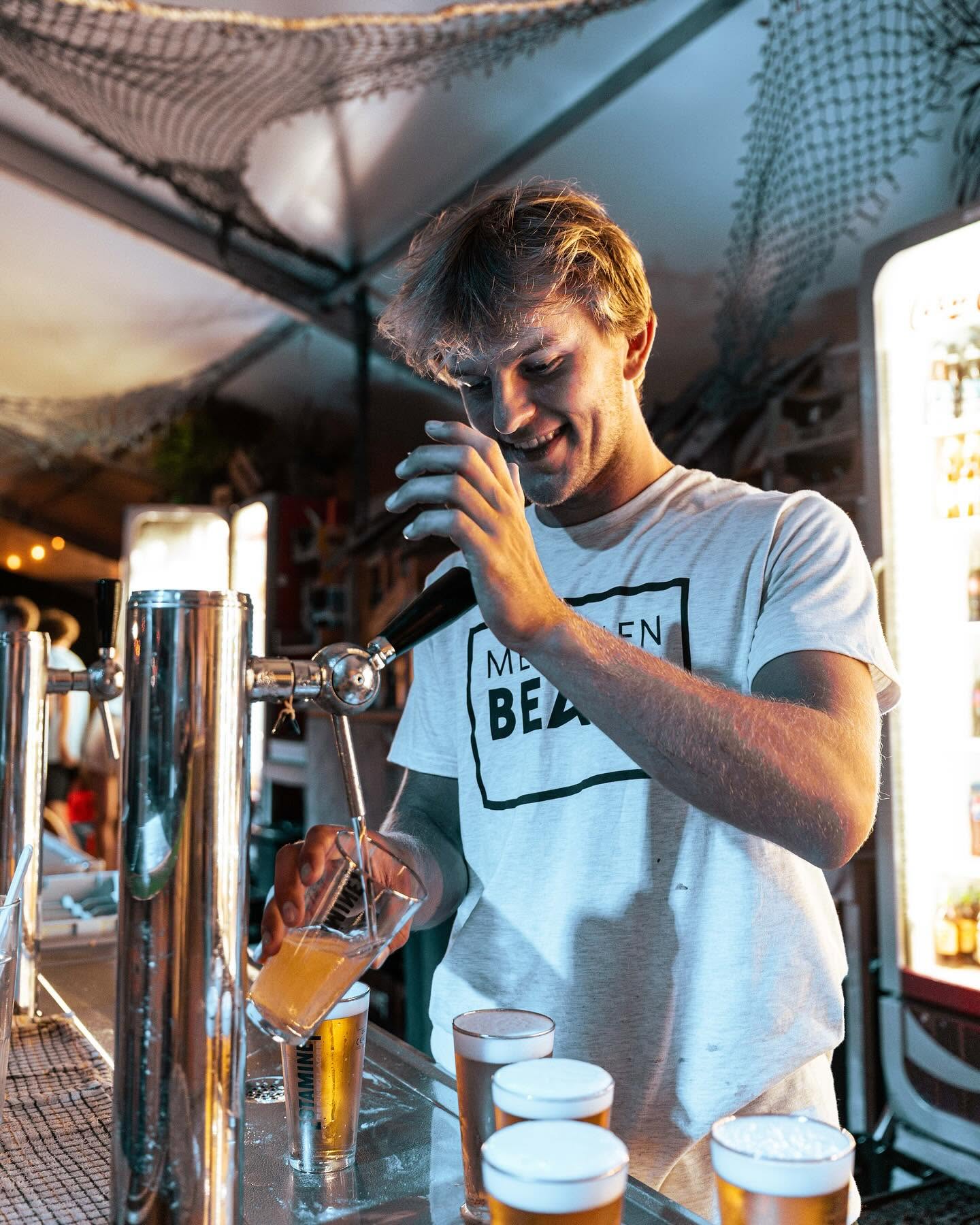 Vrijwilliger van Mechelen Beach tapt een frisse pint achter de bar